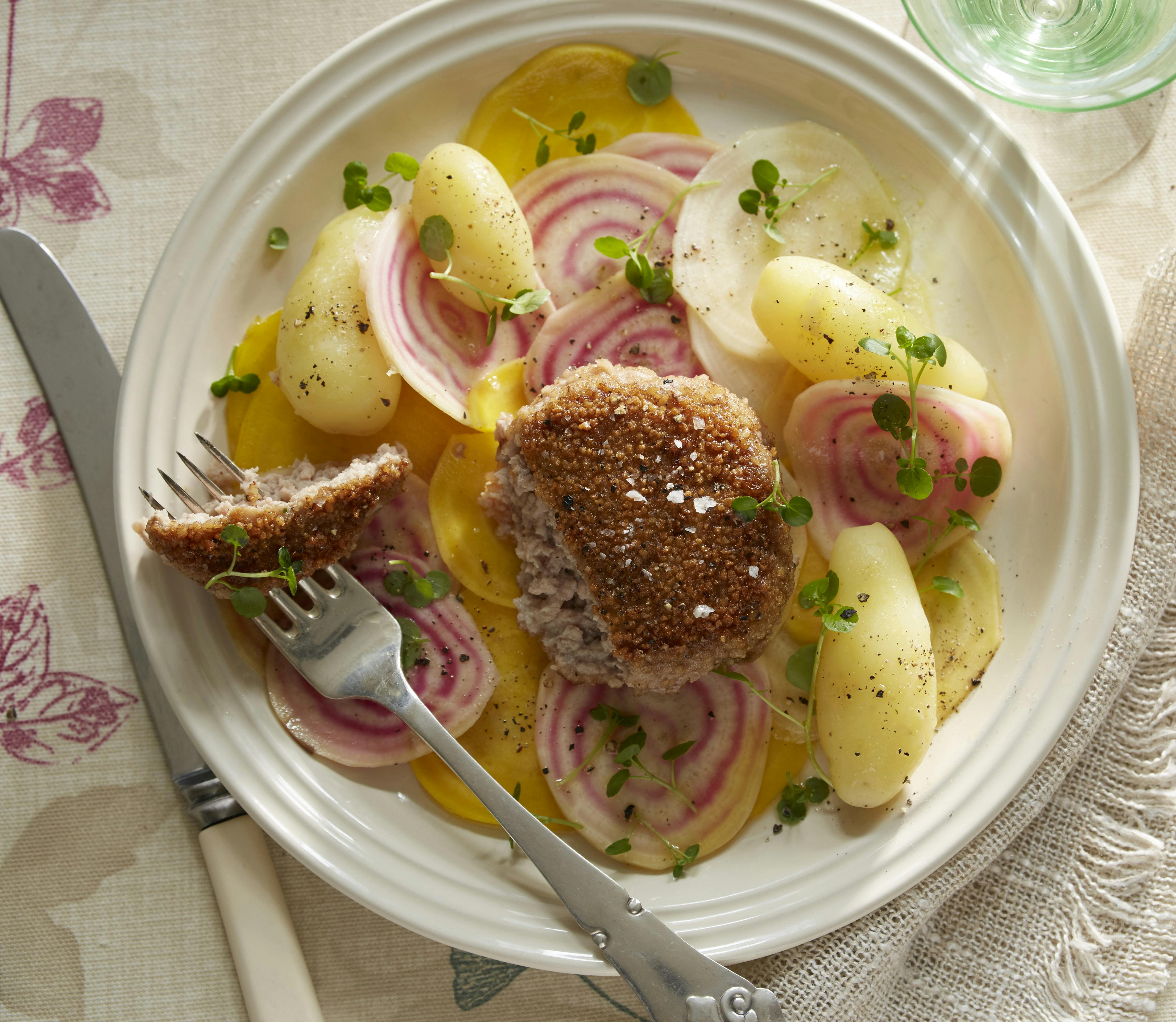 Panerede krebinetter med gule og hvide beder samt bolsjebeder i lækker dressing serveret med kogte kartofler