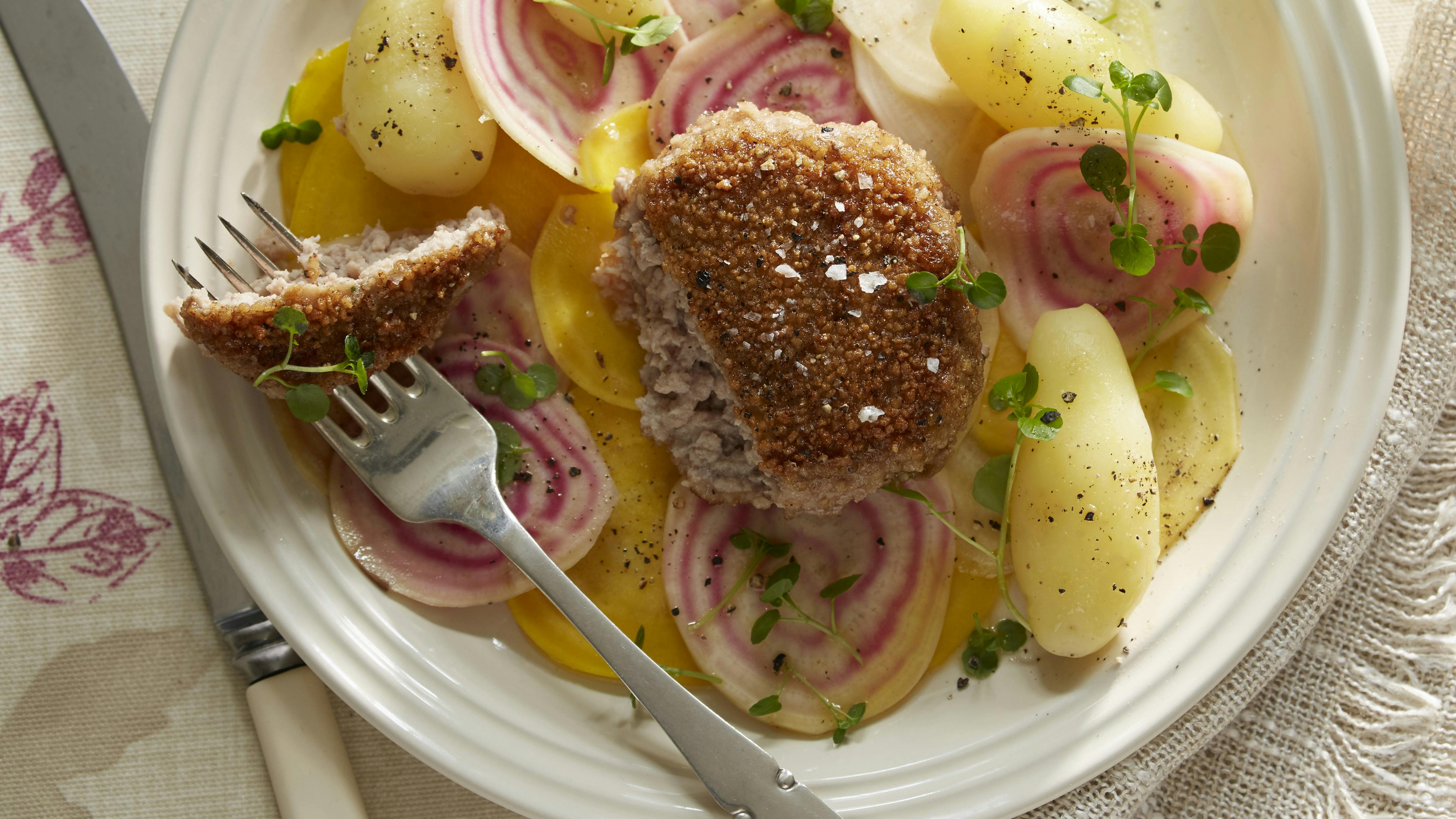 Panerede krebinetter med gule og hvide beder samt bolsjebeder i lækker dressing serveret med kogte kartofler