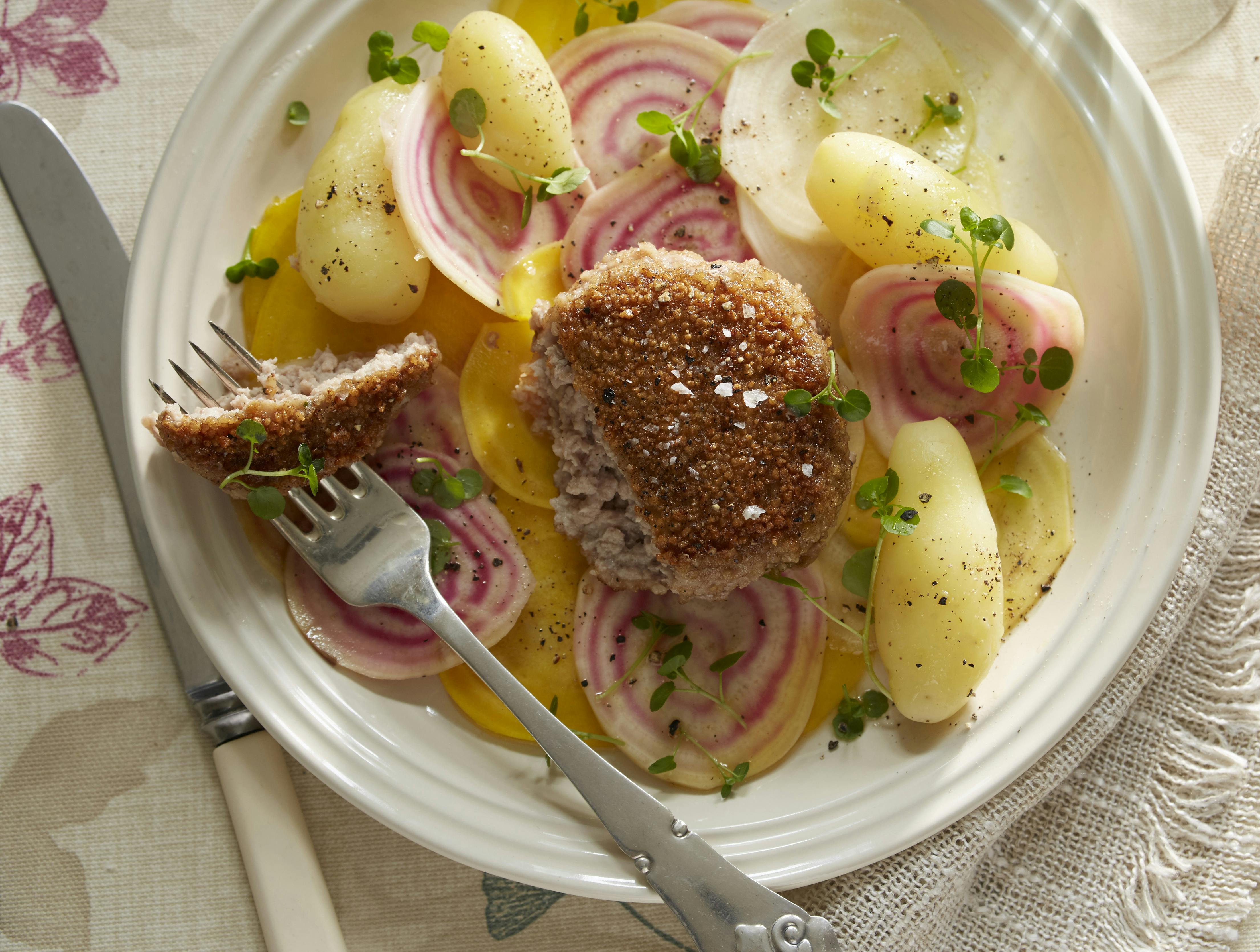 Panerede krebinetter med gule og hvide beder samt bolsjebeder i lækker dressing serveret med kogte kartofler