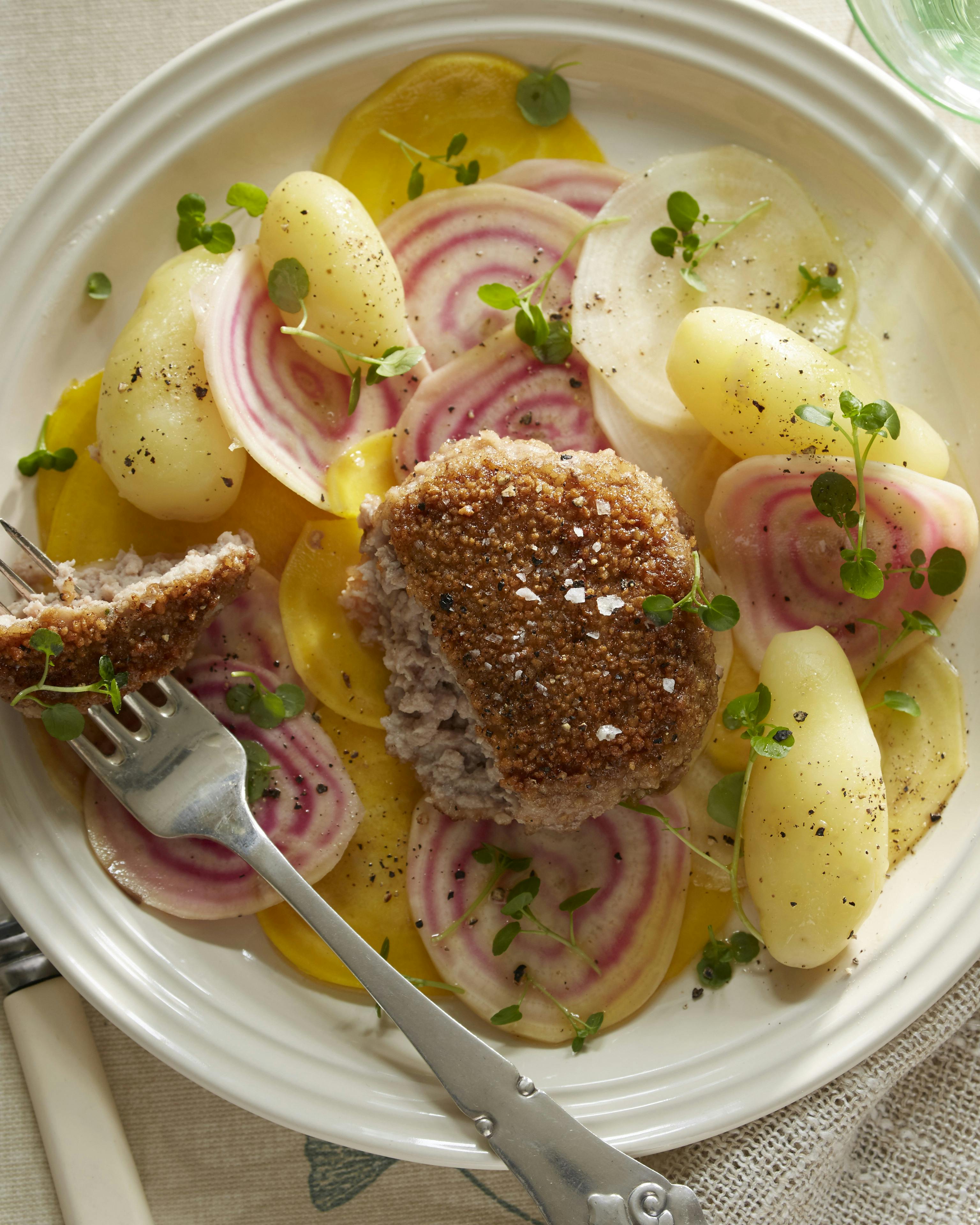 Panerede krebinetter med gule og hvide beder samt bolsjebeder i lækker dressing serveret med kogte kartofler