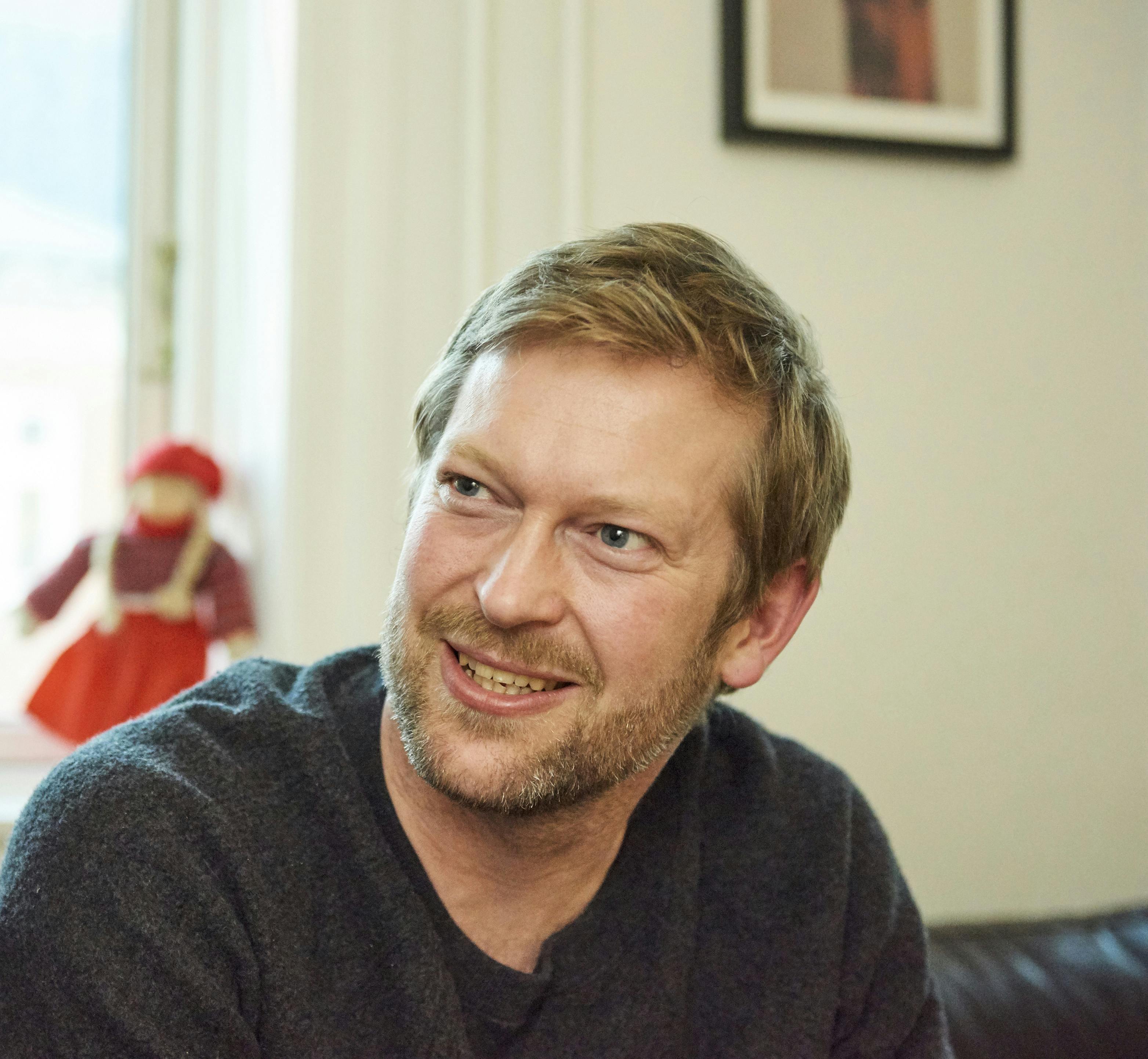 Kristoffer Dam elsker lyden af frihed og bliver glad i låget af Birthe Kjær