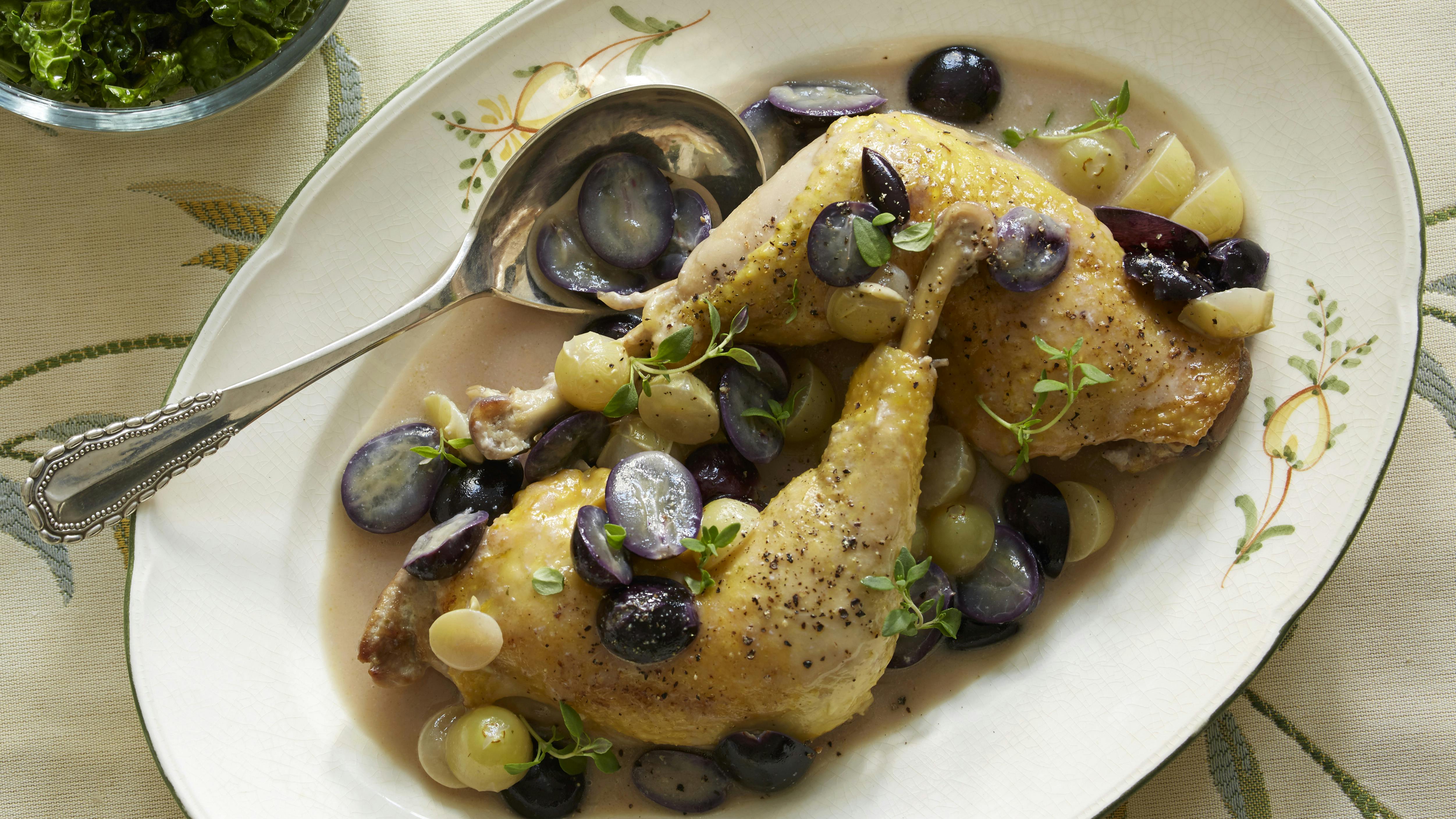 Over- og underlår af kylling vendt i en flødesauce med blå eller grønne druer