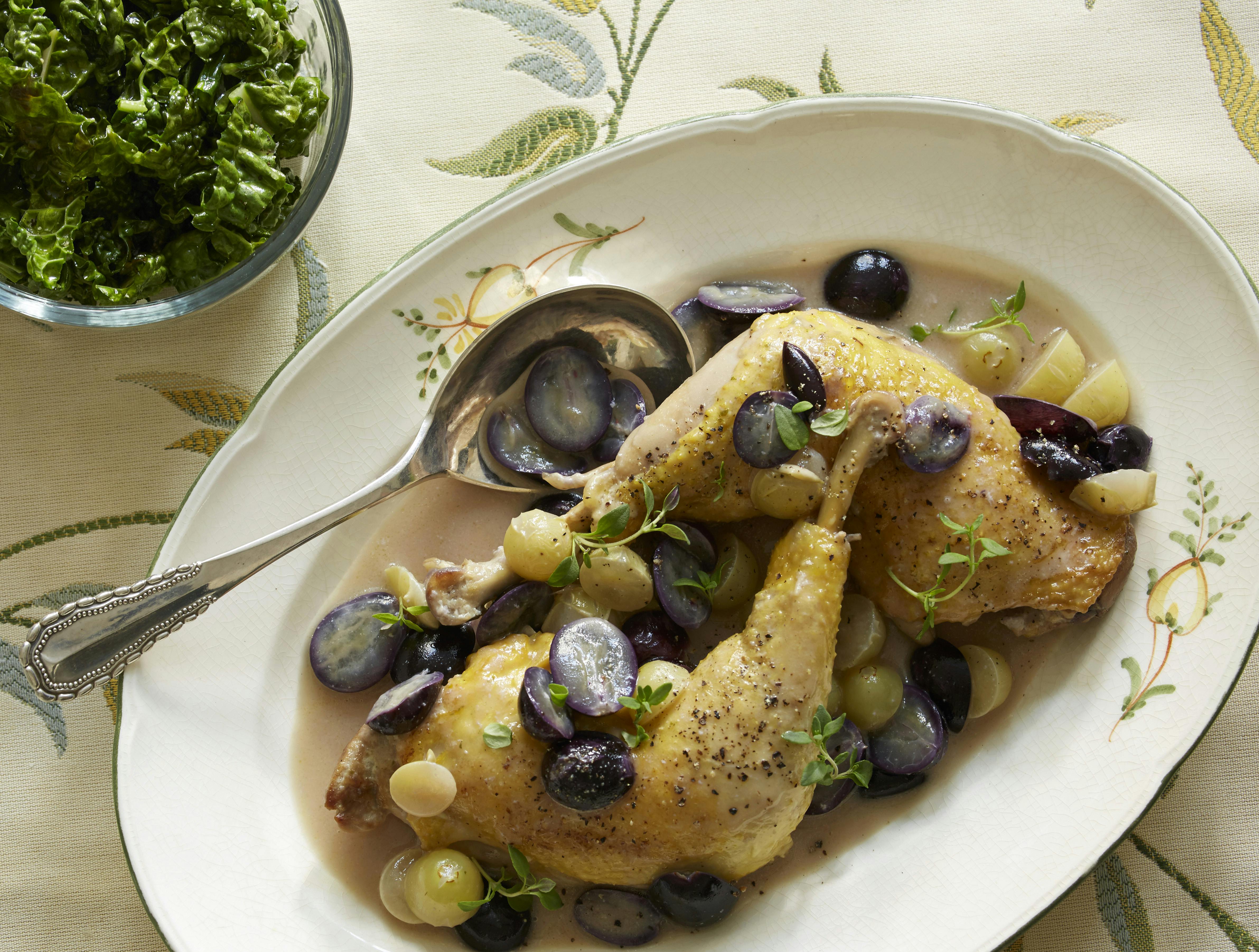 Over- og underlår af kylling vendt i en flødesauce med blå eller grønne druer