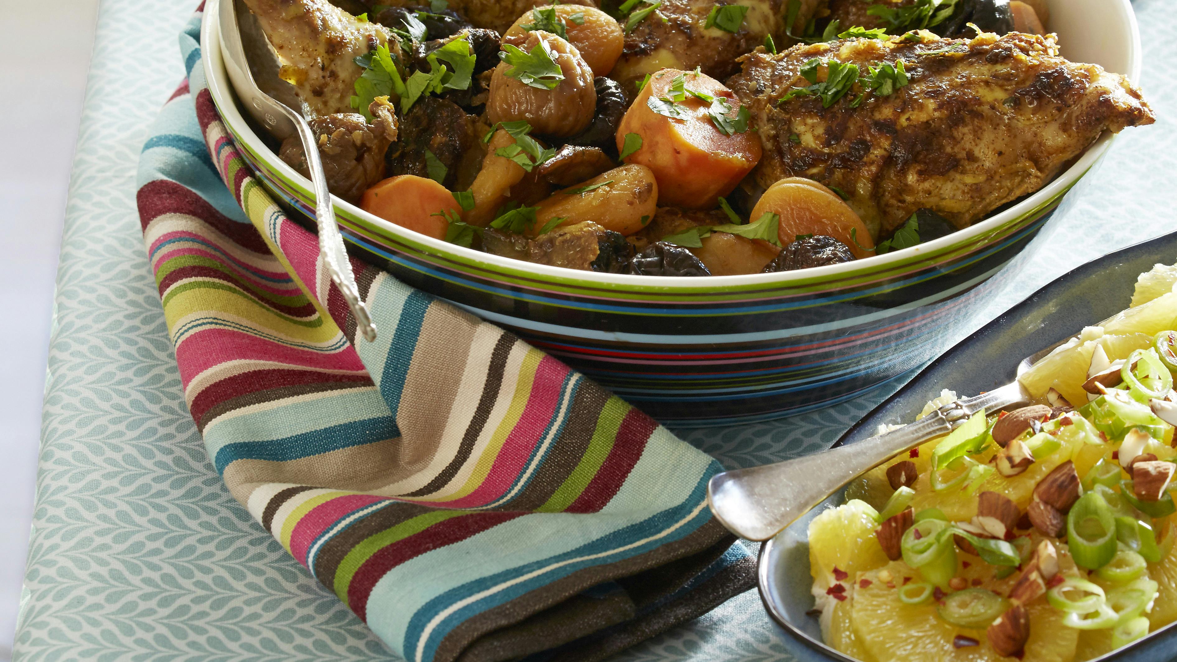 Kylling tagine: Krydret kylling steges i fad med aubergine, søde kartofler og tørrede frugter og serveres med appelsinsalat og couscous