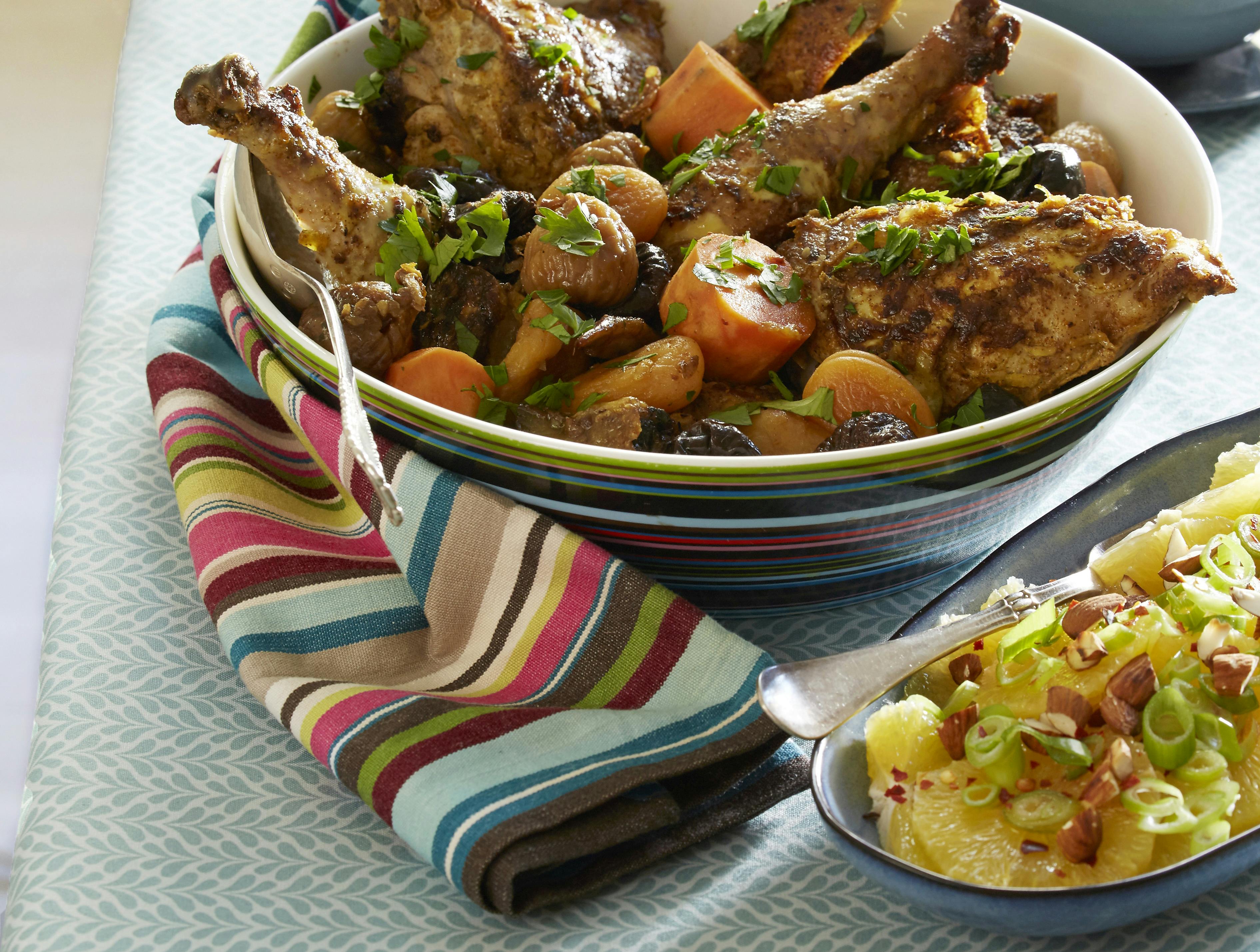 Kylling tagine: Krydret kylling steges i fad med aubergine, søde kartofler og tørrede frugter og serveres med appelsinsalat og couscous