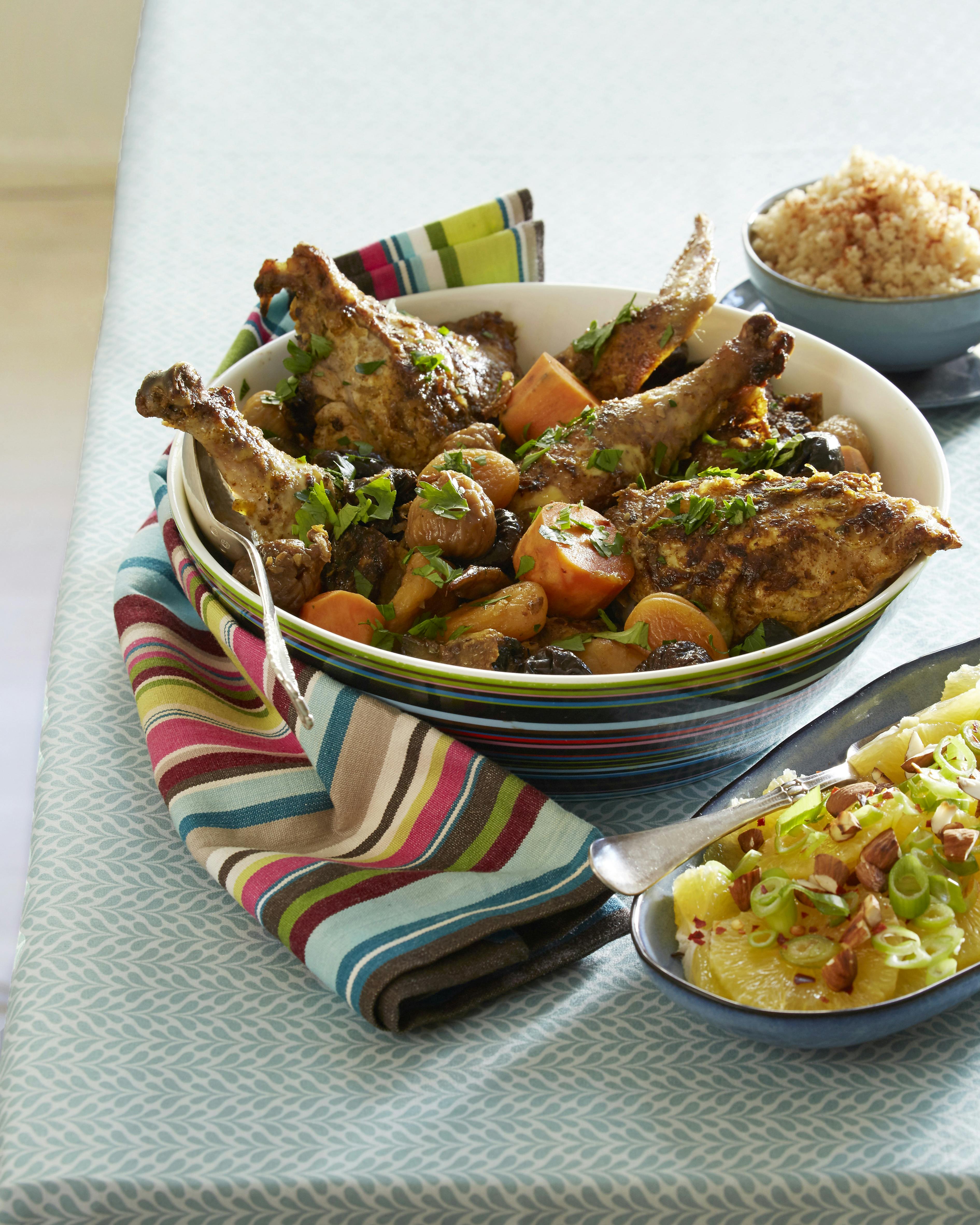 Kylling tagine: Krydret kylling steges i fad med aubergine, søde kartofler og tørrede frugter og serveres med appelsinsalat og couscous