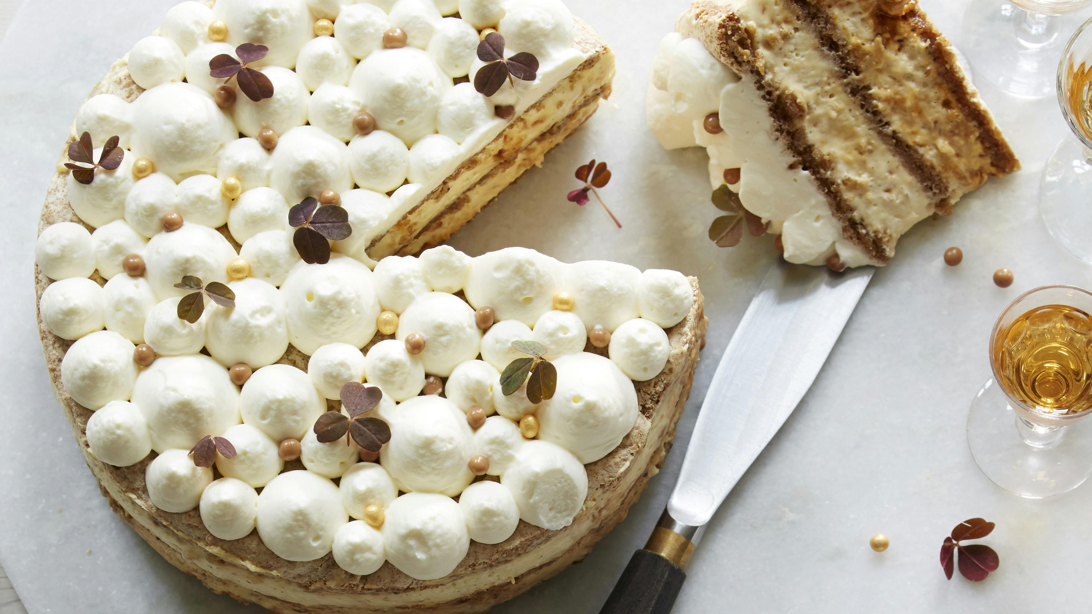 Lækker lagkage med valnøddebunde og med fyld af nougatcreme. På toppen flødeskum med guldkugler og skovsyre