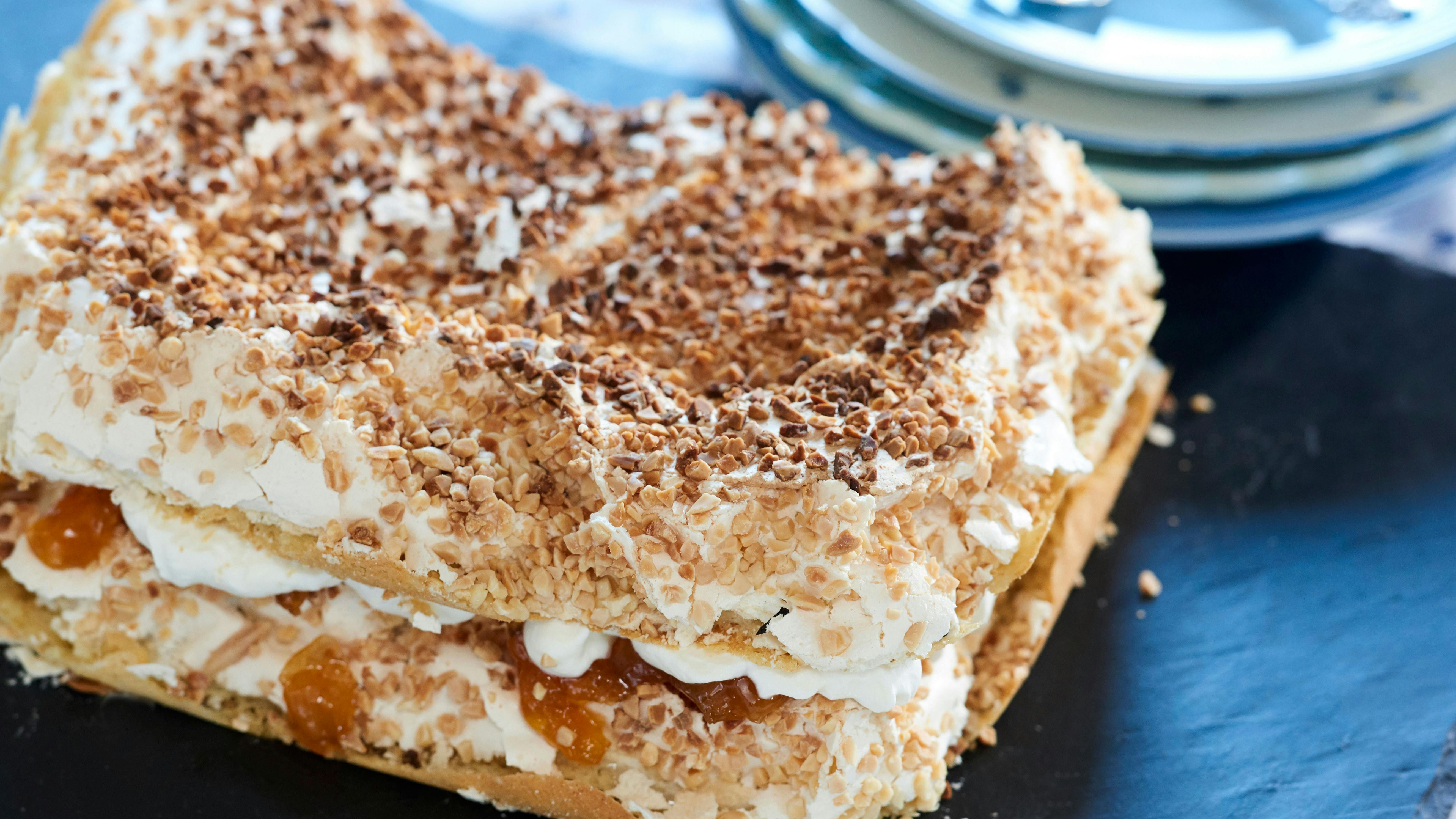 Lagkage med flødeskum og abrikosmarmelade