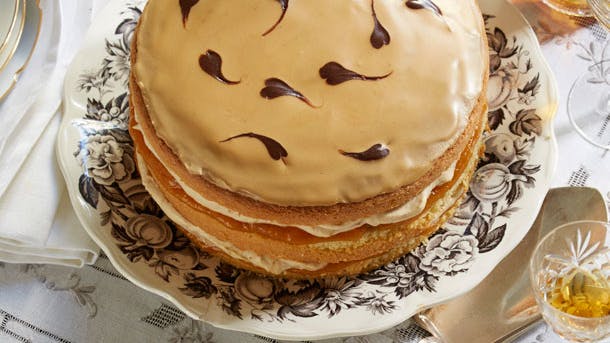 Lagkage med abrikospuré og mokkaskum