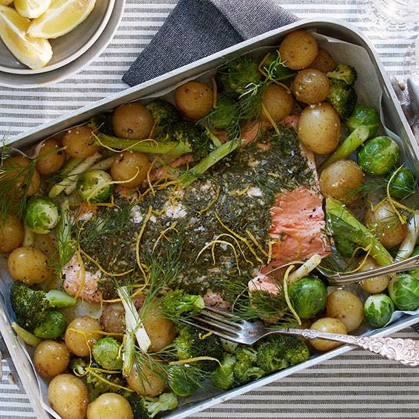 https://imgix.familiejournal.dk/media/article/laks-med-dild-marinade.jpg