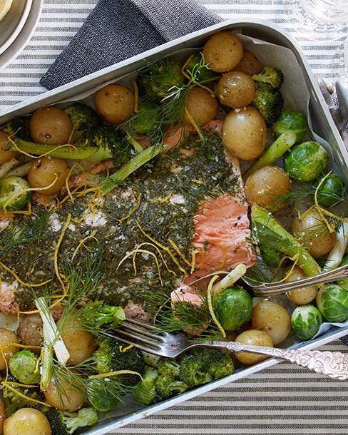 https://imgix.familiejournal.dk/media/article/laks-med-dild-marinade.jpg