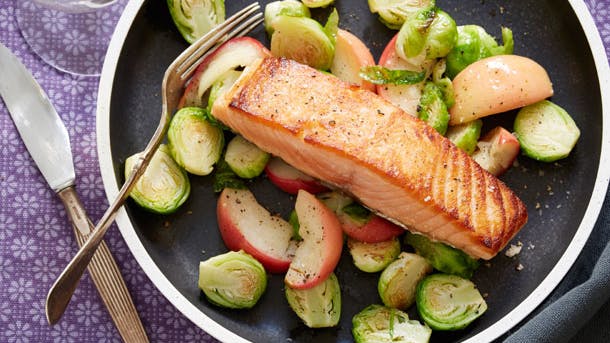 Laks med kål og æbler