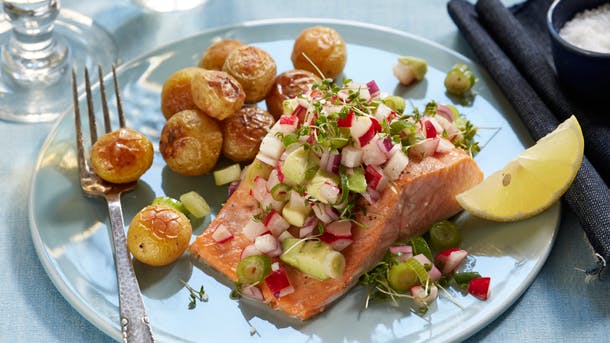 Laks og avocadoslat