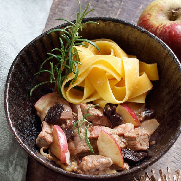 Lam med julekrydret tomat- og spinatsauce