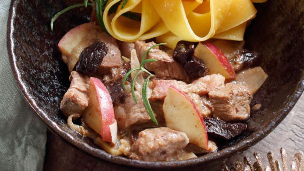 Lam med julekrydret tomat- og spinatsauce