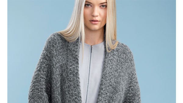 Strikkeopskrift: Dame i lang grå strik