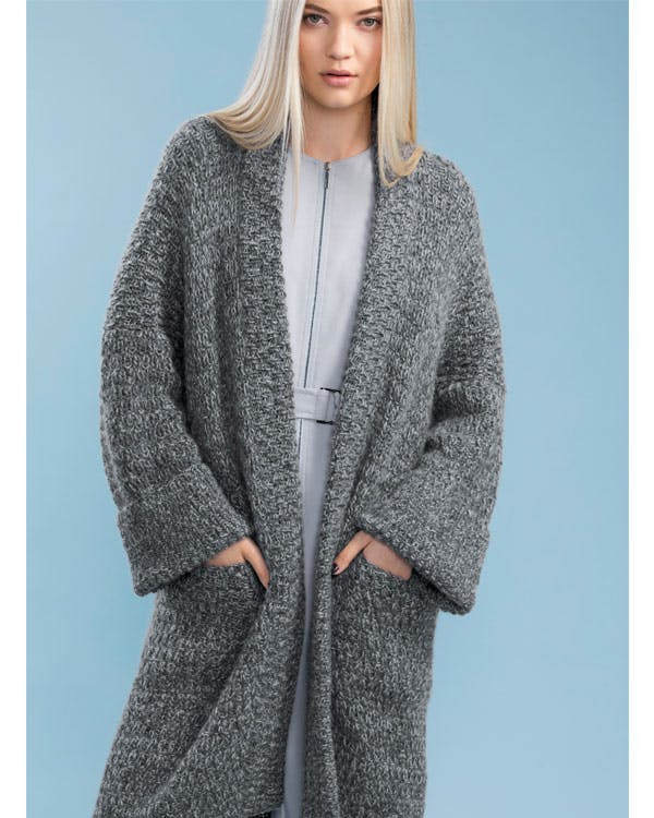 Strikkeopskrift: Dame i lang grå strik