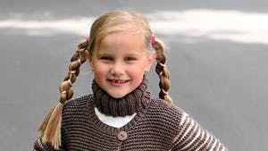 Strikkeopskrift: Fin lang jakke med striber til pigen