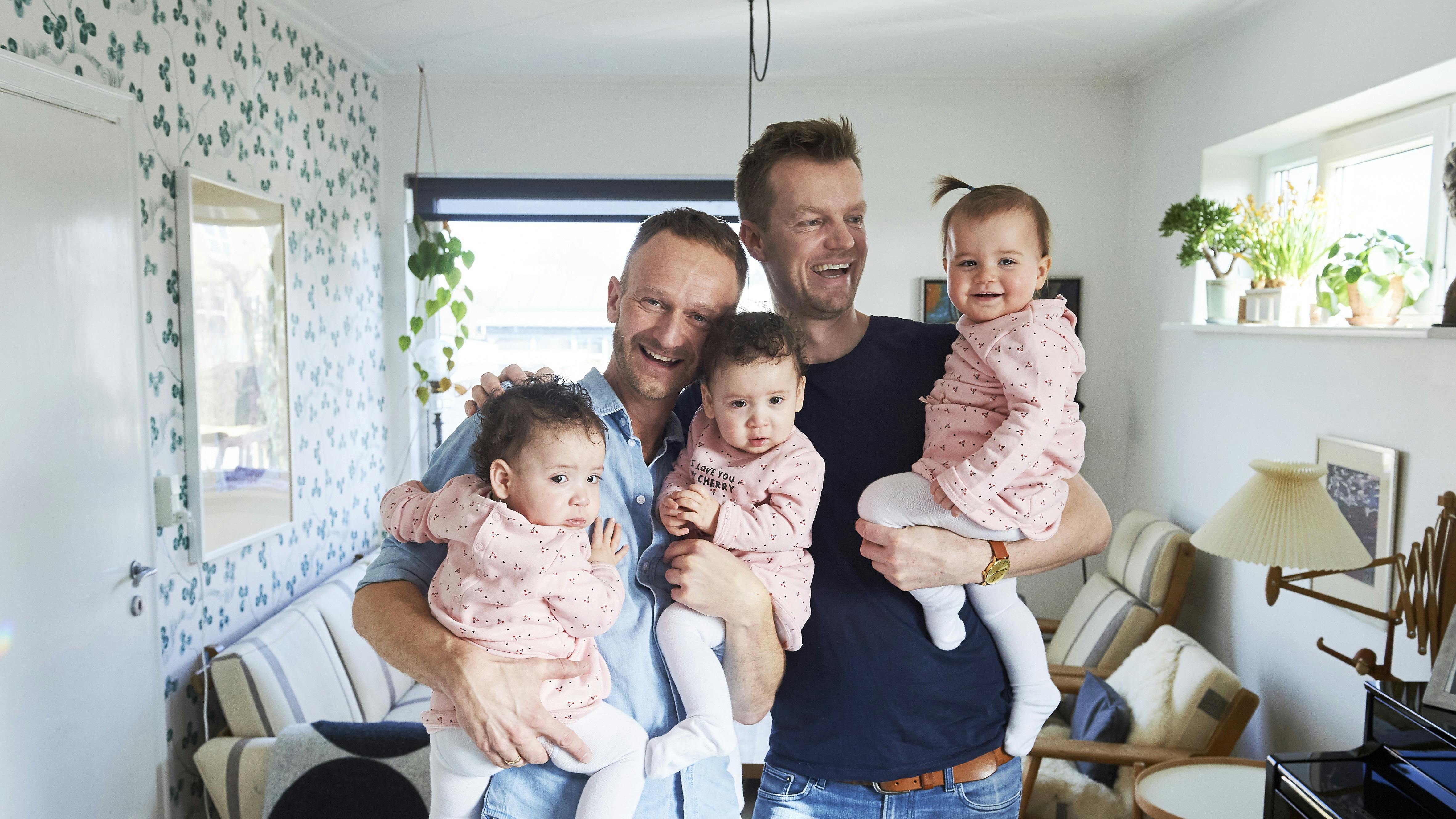 Lars og Bjarke fik tre piger med to rugemødre