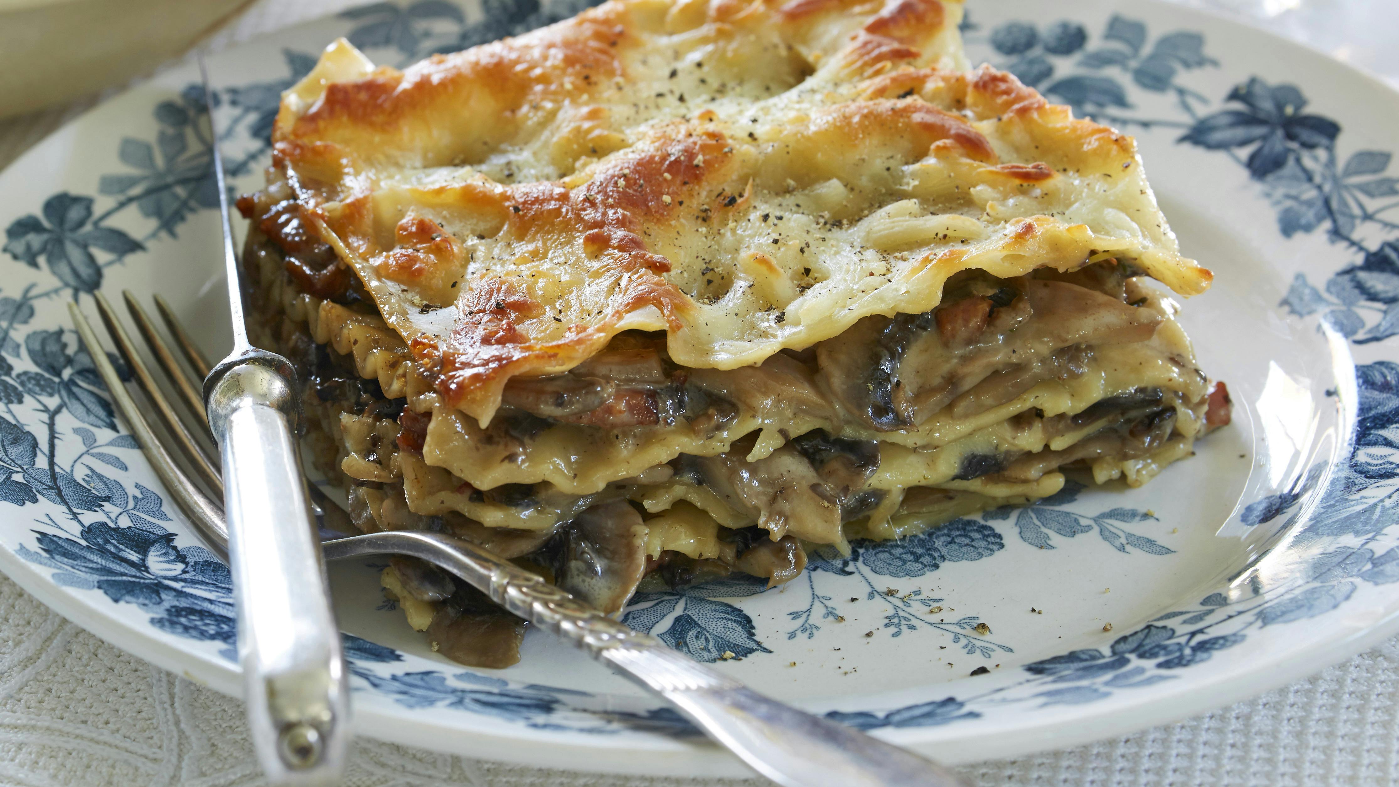 Lasagne bestående af lasagneplader, der er lagt sammen med en svampe-bacon-sauce