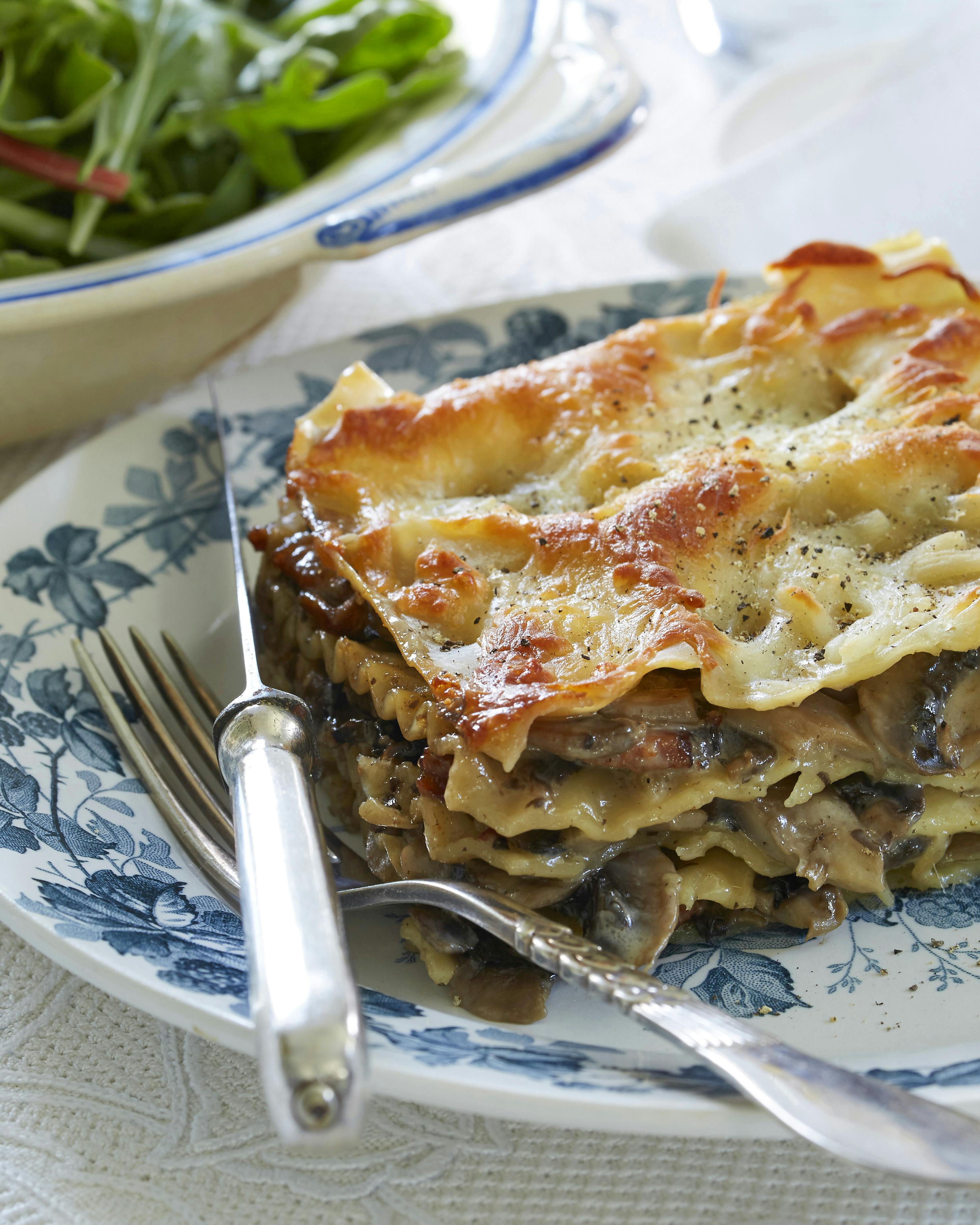 Lasagne bestående af lasagneplader, der er lagt sammen med en svampe-bacon-sauce