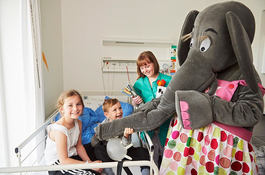 Frivillig på børneafdelingen: Elefanten Ellie spreder glæde hos de små patienter