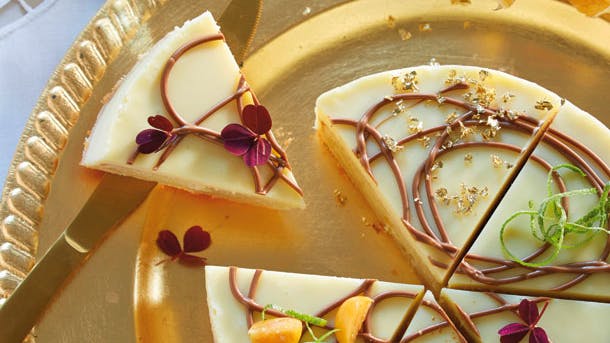 Lys Limekage pyntet med chokolade og blomster