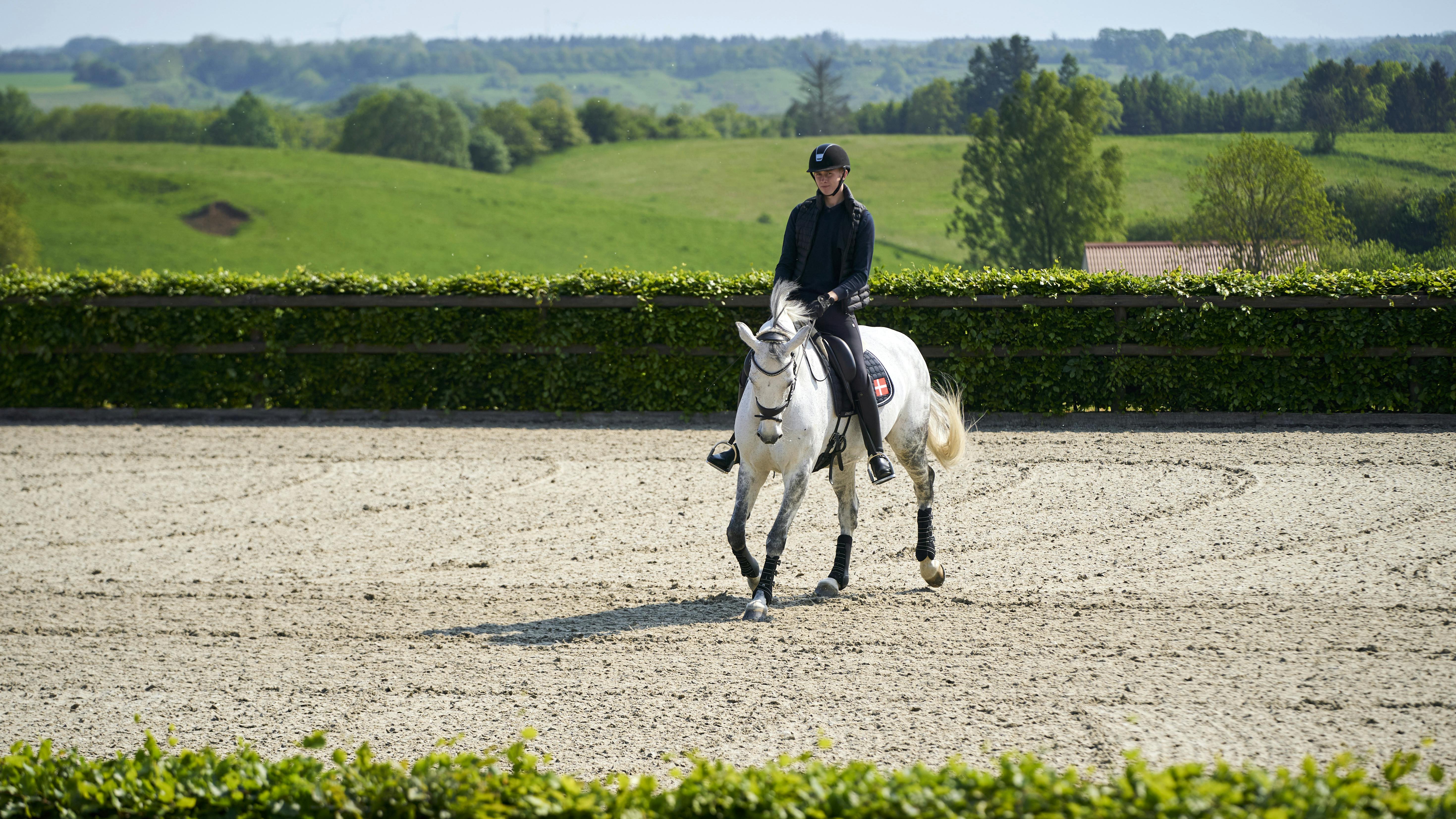 Tobias Thorning Jørgensen indtager Tokyo med sin mor Line som hestepasser.