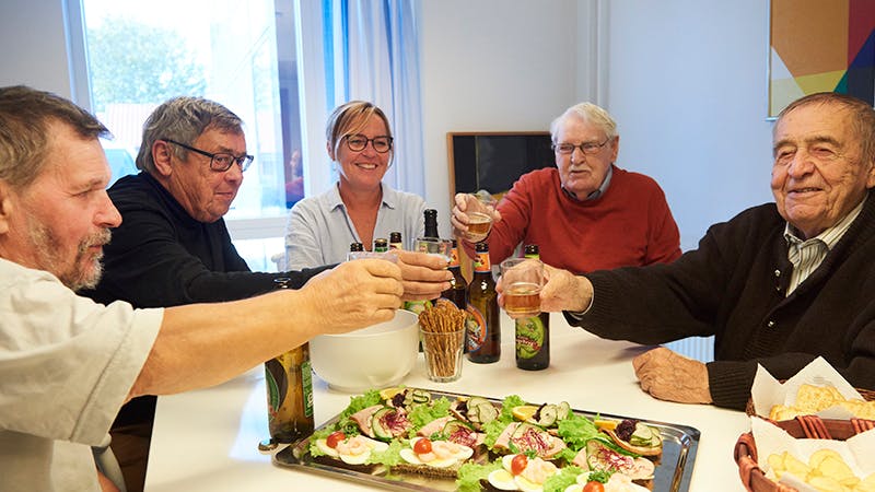 Liz og mandfolkene mødes og snakker