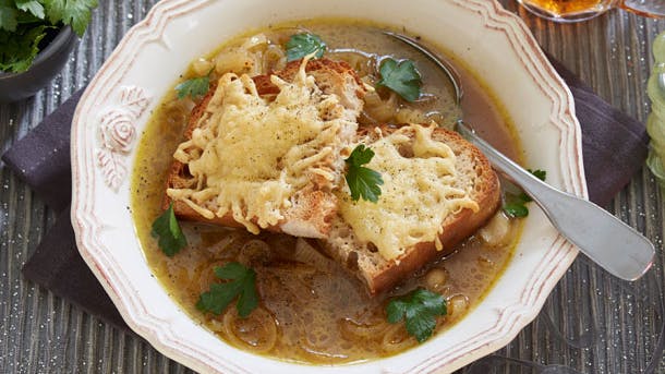 Løgsuppe med gratineret brød