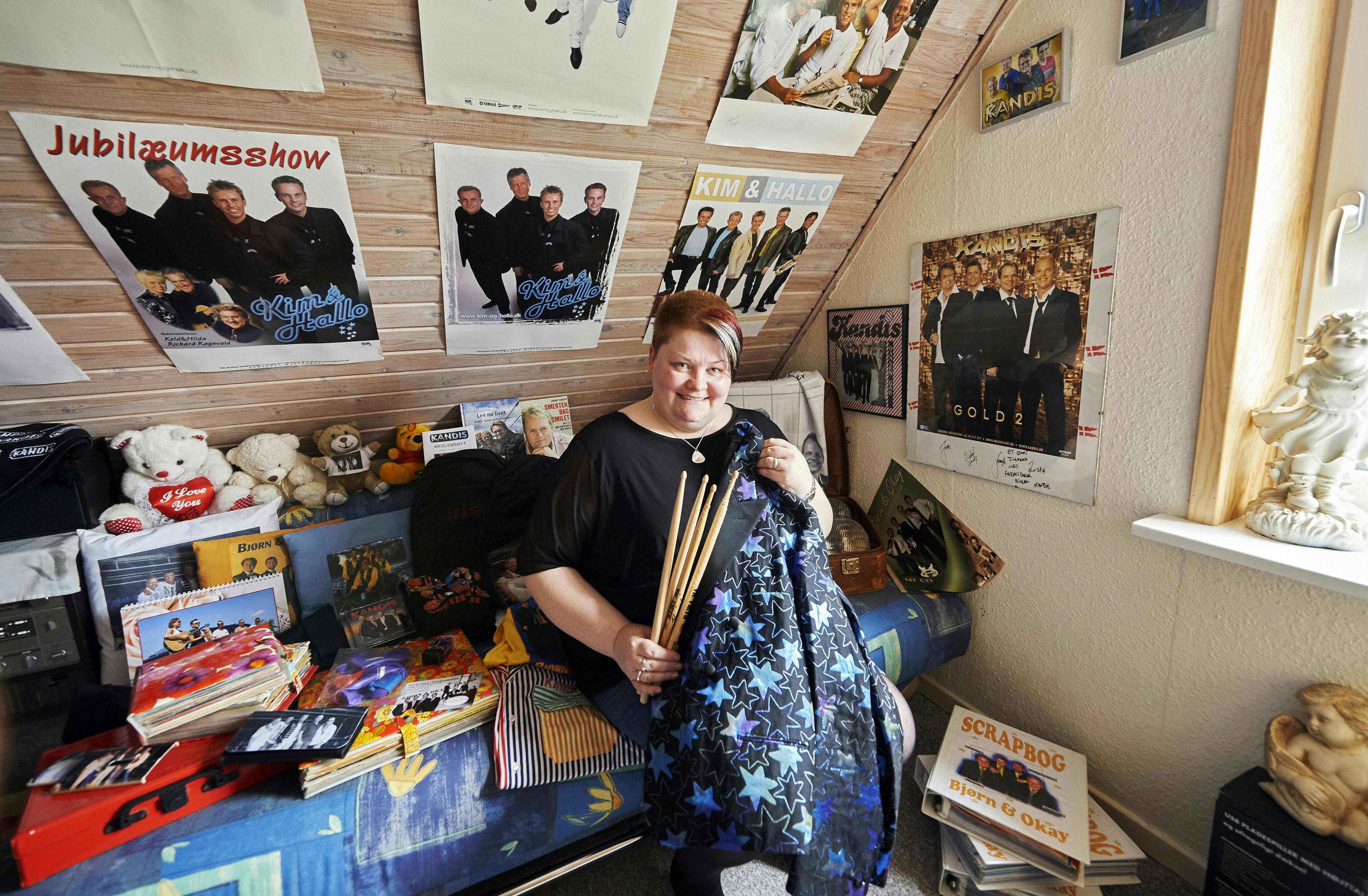 For Lone Andreasen, 39, er de glade sange fra især Kandis, Bjørn & Okay og Kim & Hallo ren, positiv livsenergi. Hendes samling af musik, tøj og plakater med forbindelse til idolerne er enorm, og hun føler sig på ingen måde for ung til dansktop.