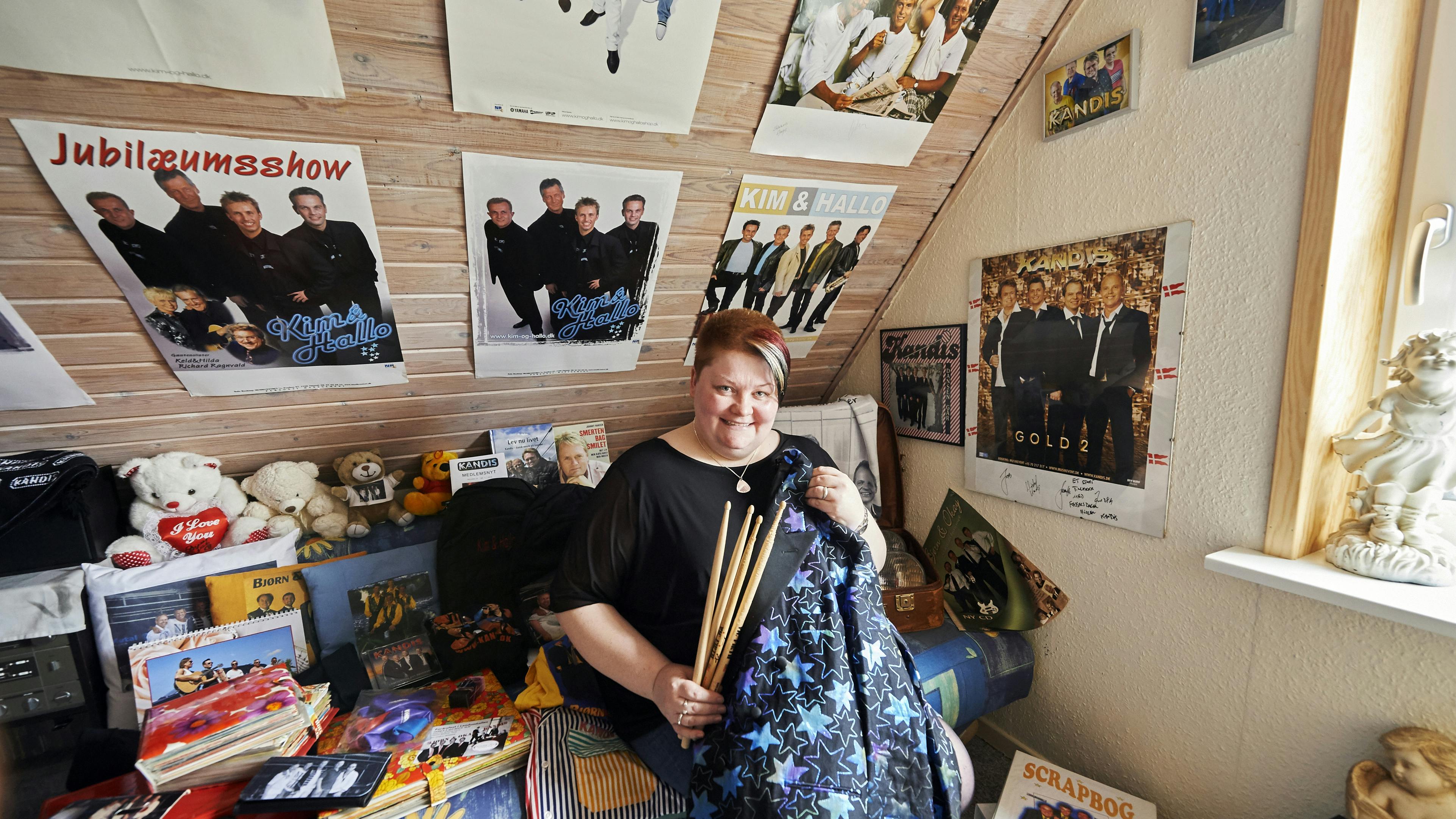 For Lone Andreasen, 39, er de glade sange fra især Kandis, Bjørn & Okay og Kim & Hallo ren, positiv livsenergi. Hendes samling af musik, tøj og plakater med forbindelse til idolerne er enorm, og hun føler sig på ingen måde for ung til dansktop.
