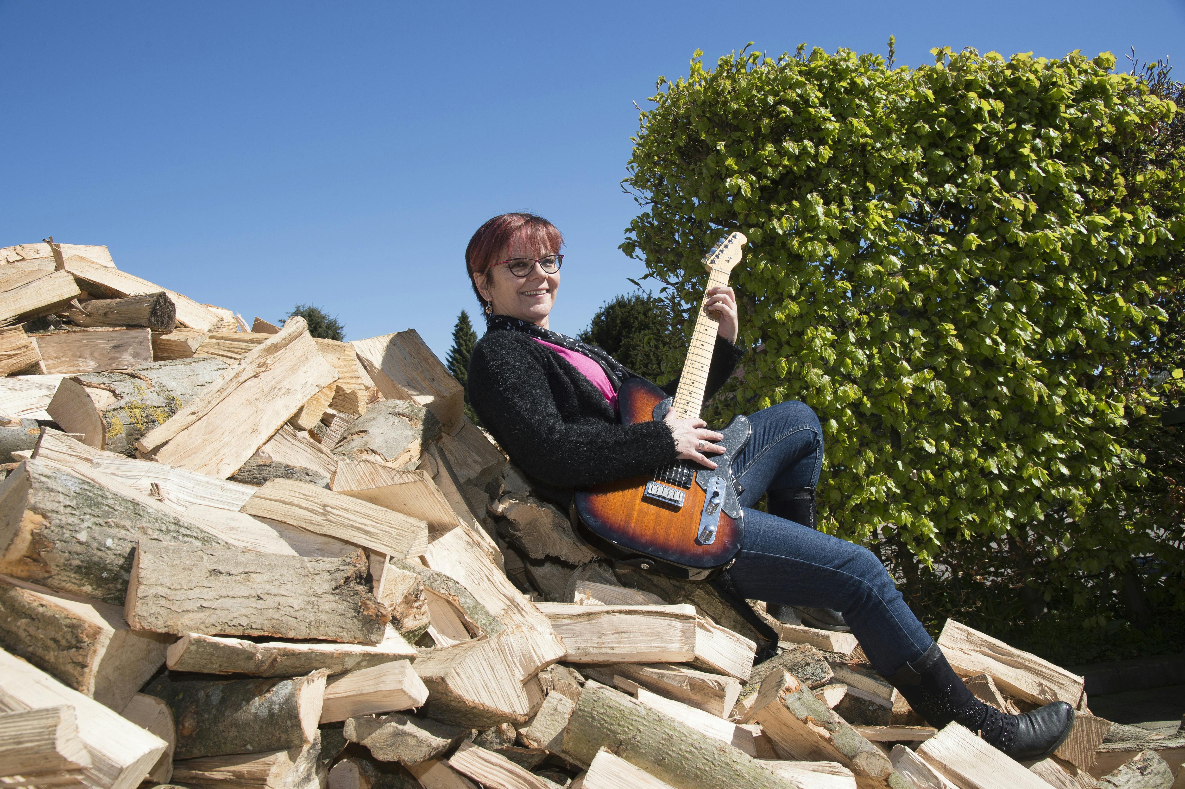 Dansktopsangerinden Lotte Riisholt har for første gang udgivet et album på engelsk, nemlig "Country With Love", der indeholder alle de største countryhits.