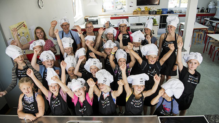 Bliv instruktør i sommerferien: Bent lærer børn at lave mad 