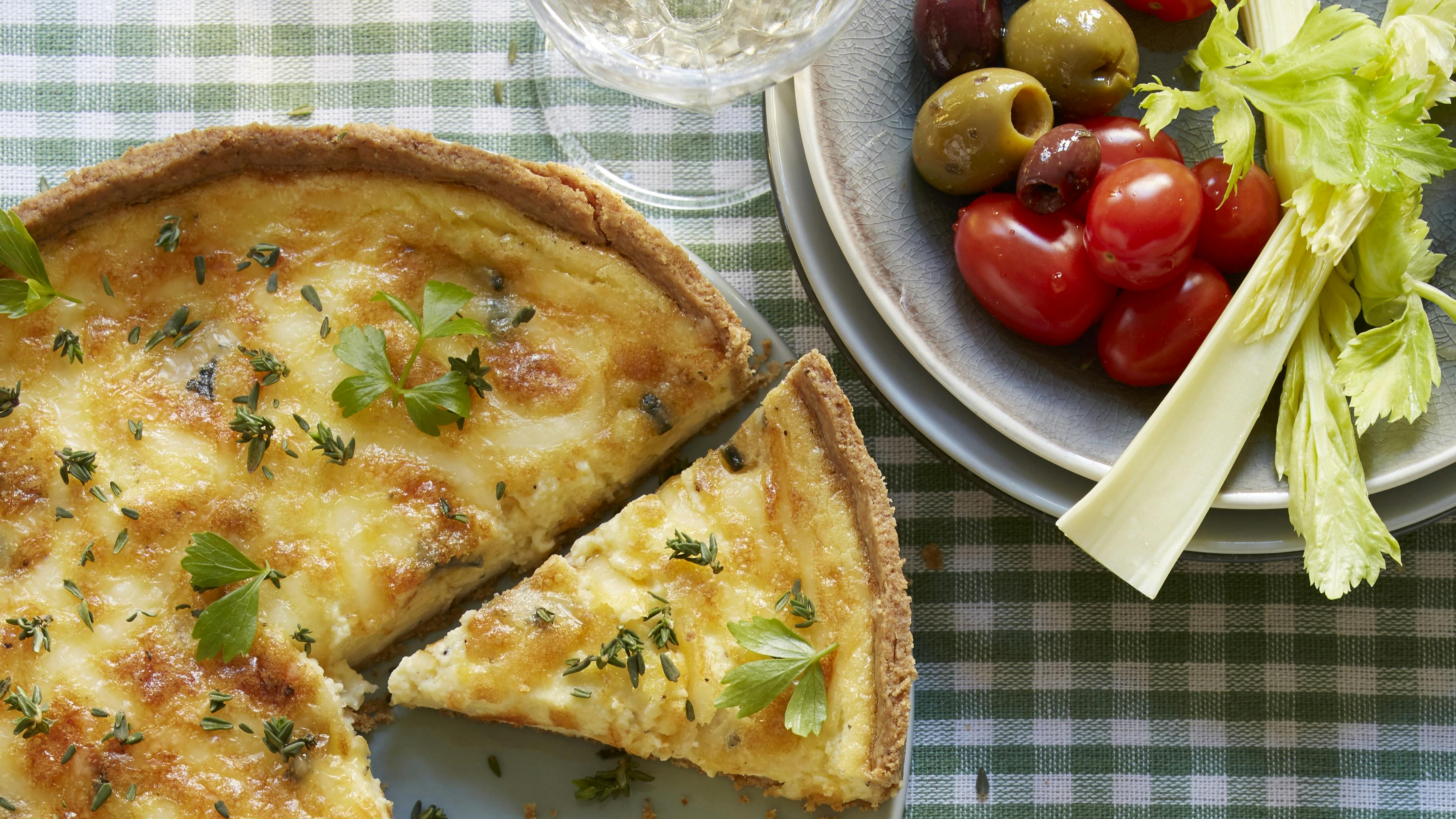 Madtærte med rugmelsbund med kommen eller fennikel samt fyld af danbo og blå ost. På toppen krydderurter, bladselleri og tomater.
