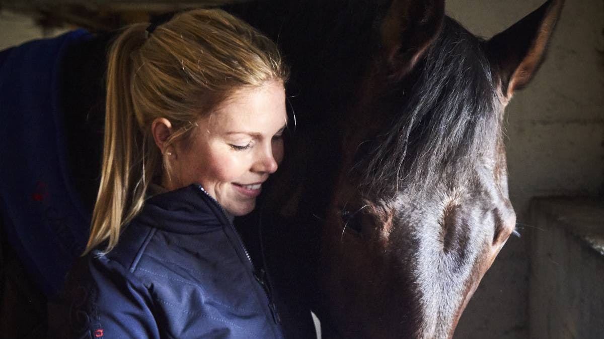Maja og hesten Dexter 
