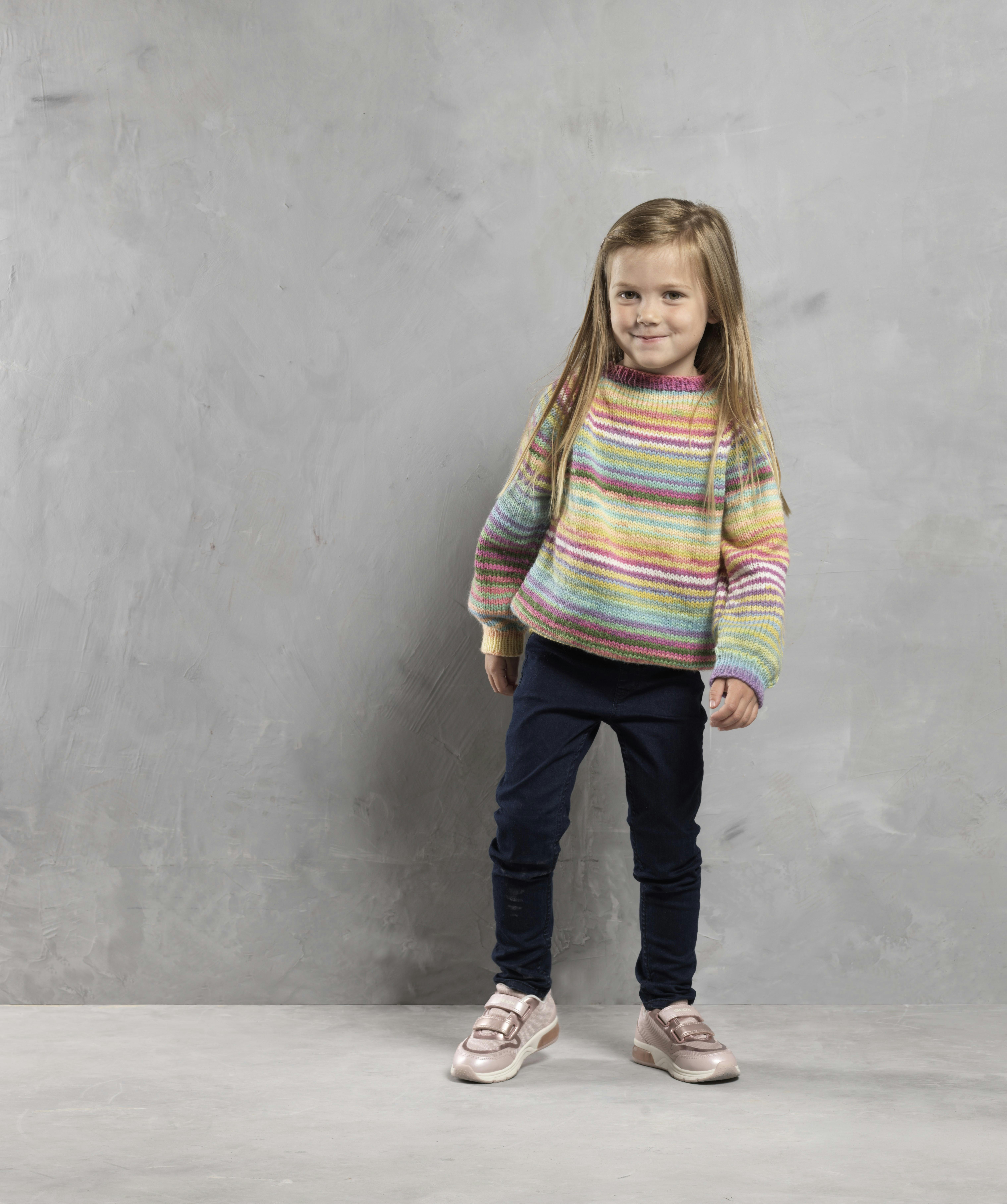 Strikkeopskrift: Pigesweater med striber