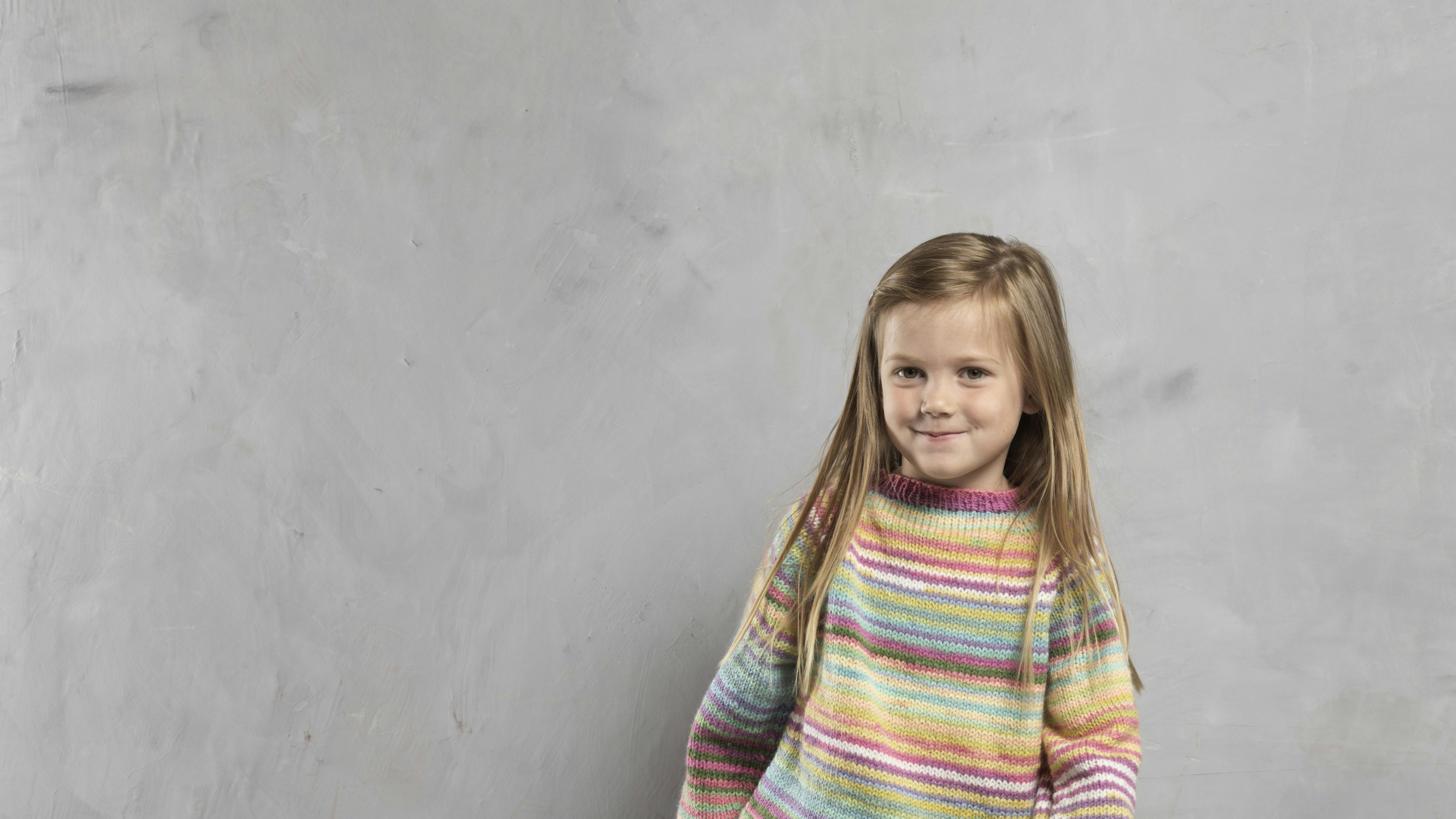 Strikkeopskrift: Pigesweater med striber