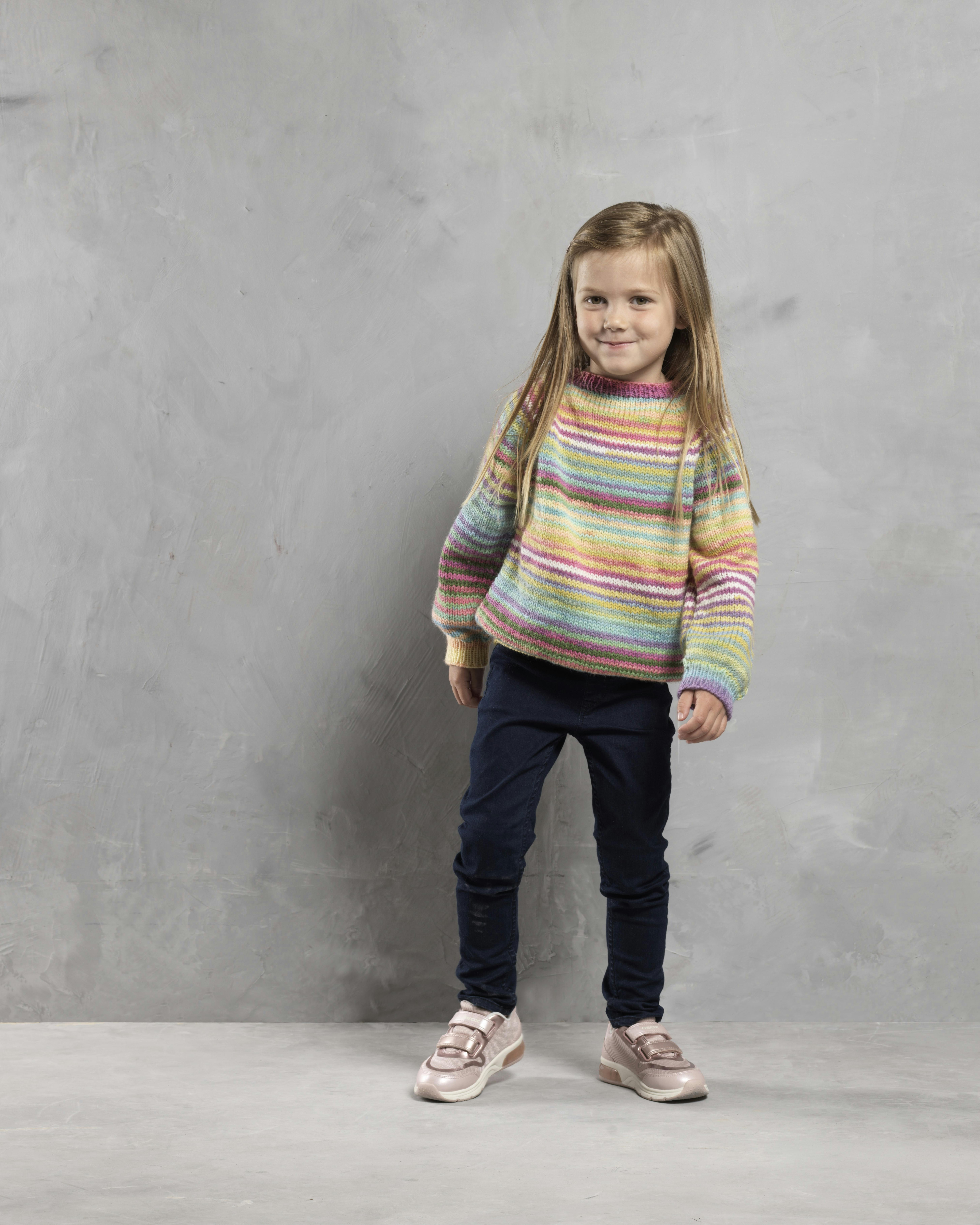 Strikkeopskrift: Pigesweater med striber