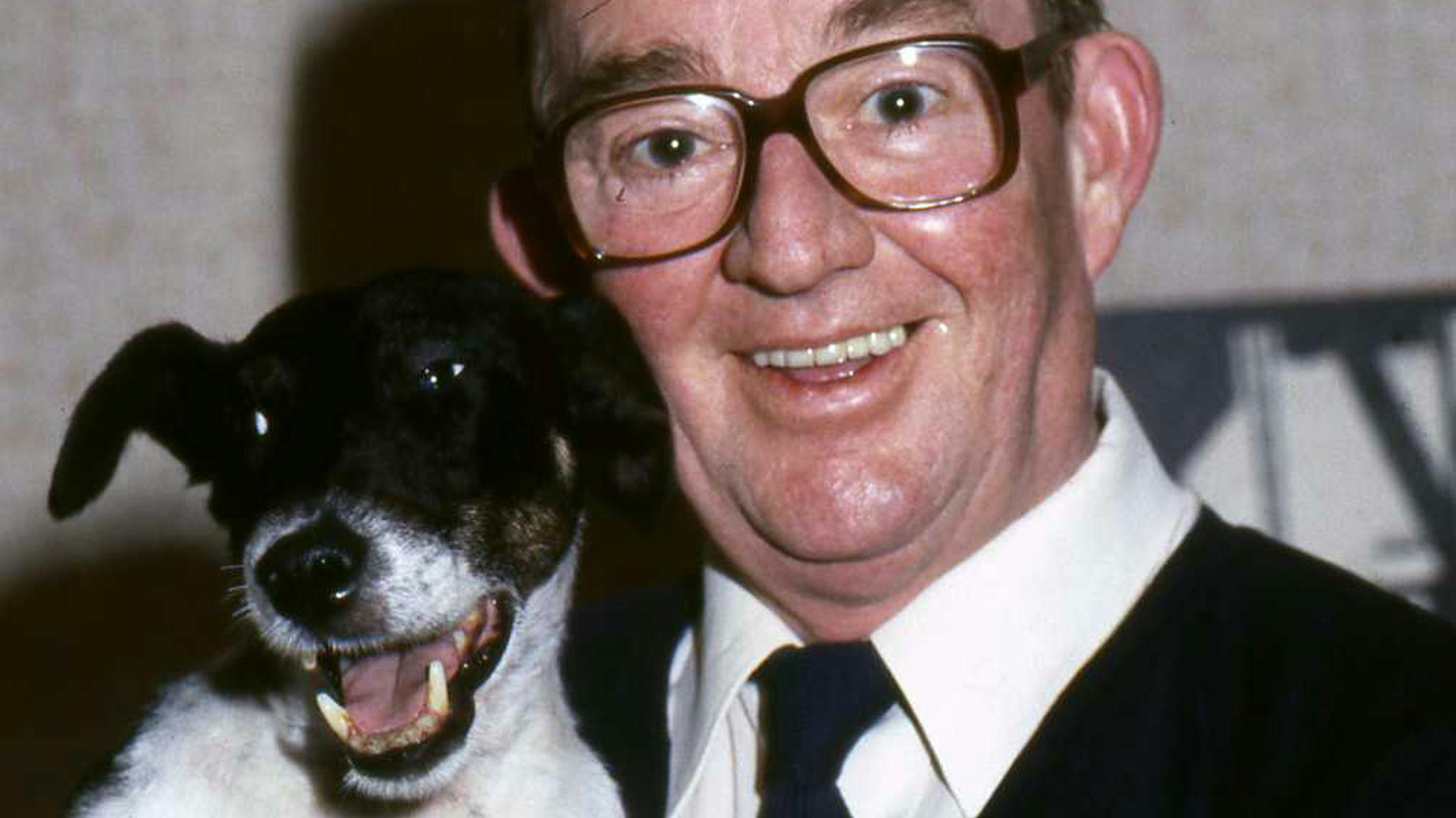 Skuespiller Buster Larsen med Kvik fra tv-serien Matador