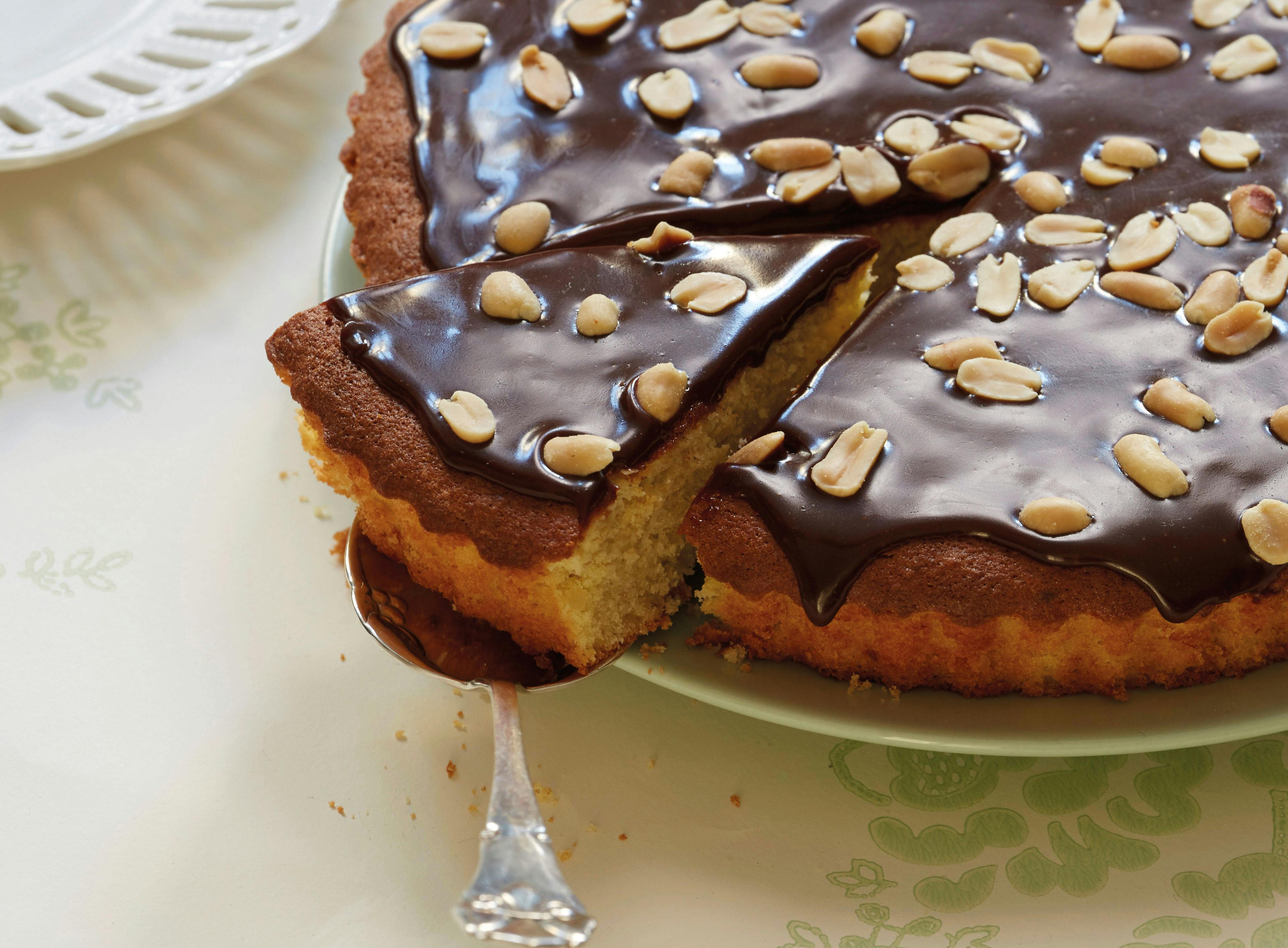 Mazarinkage med banan, karamelglasur, chokolade og peanuts på toppen 