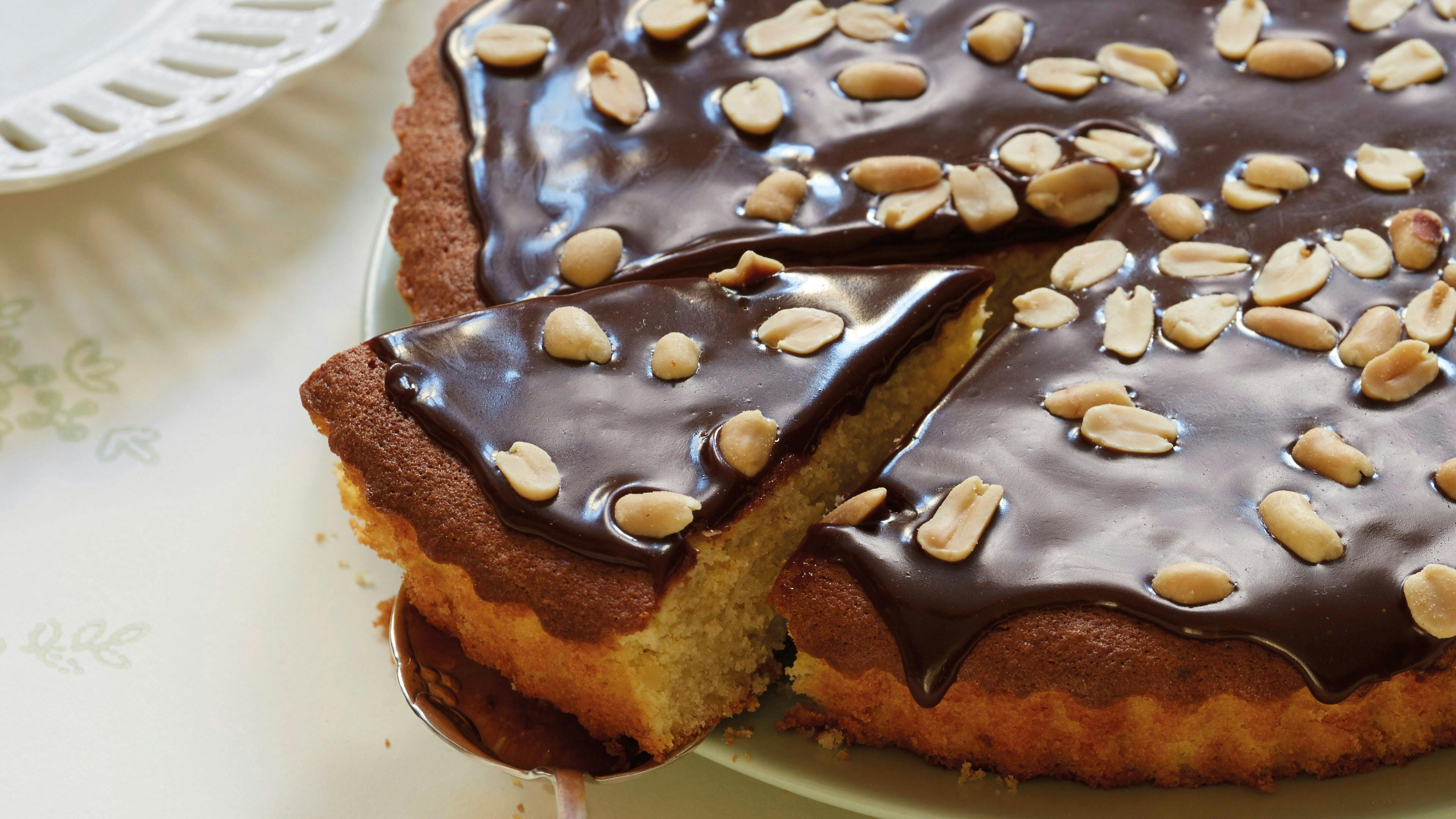 Mazarinkage med banan, karamelglasur, chokolade og peanuts på toppen
