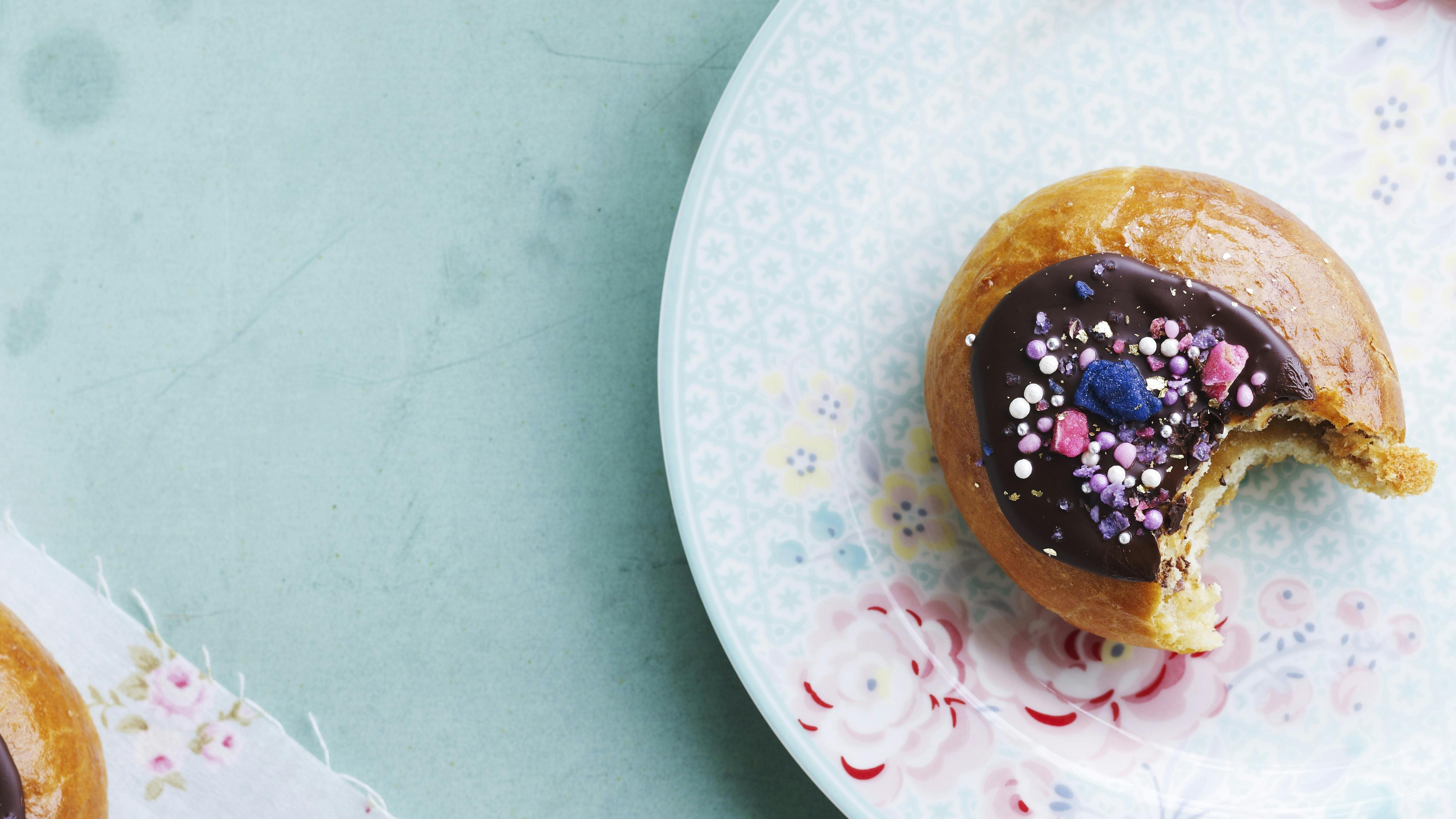 Fastelavnsboller med marcipanremonce og chokoladeglasur