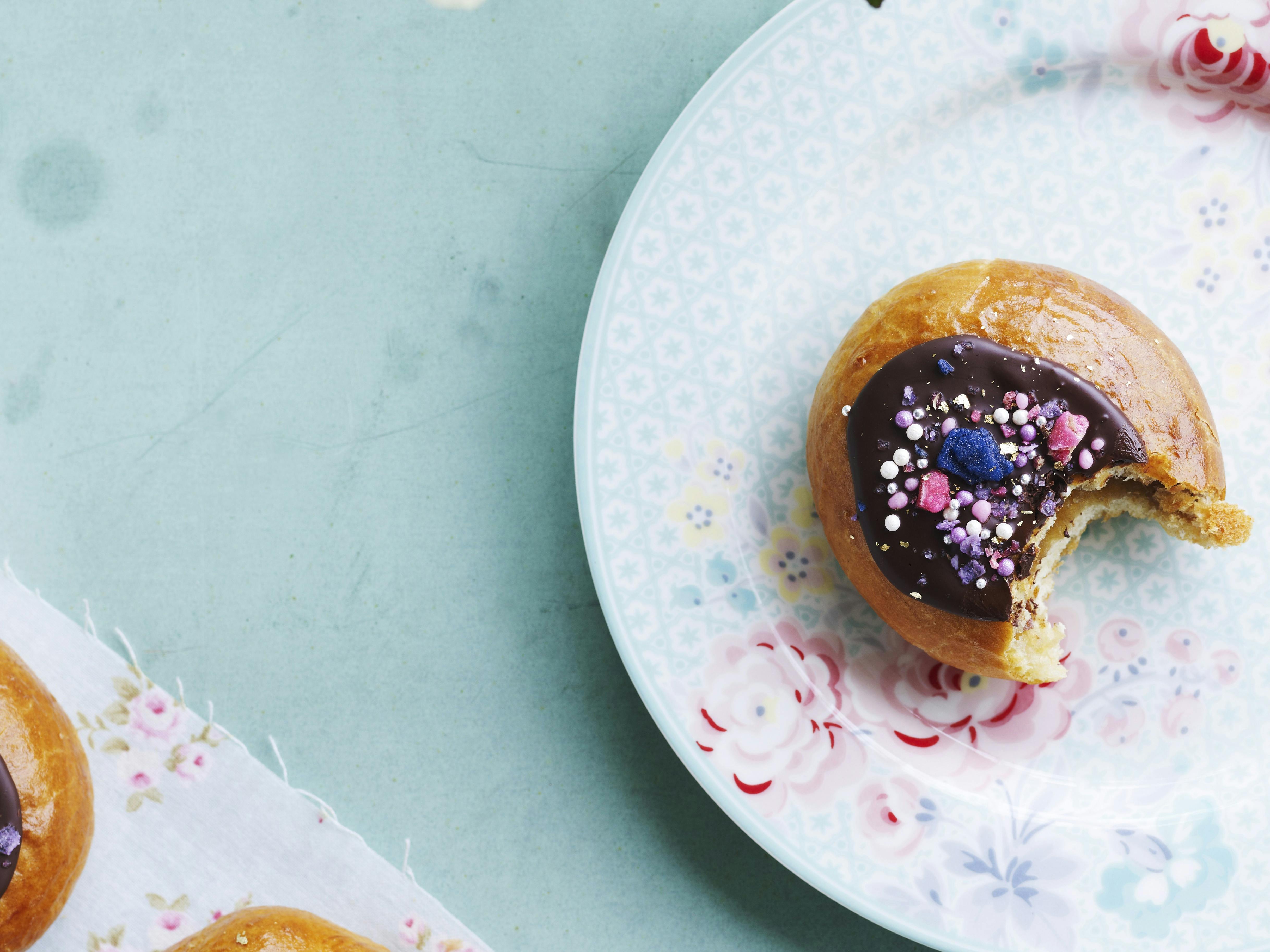 Fastelavnsboller med marcipanremonce og chokoladeglasur