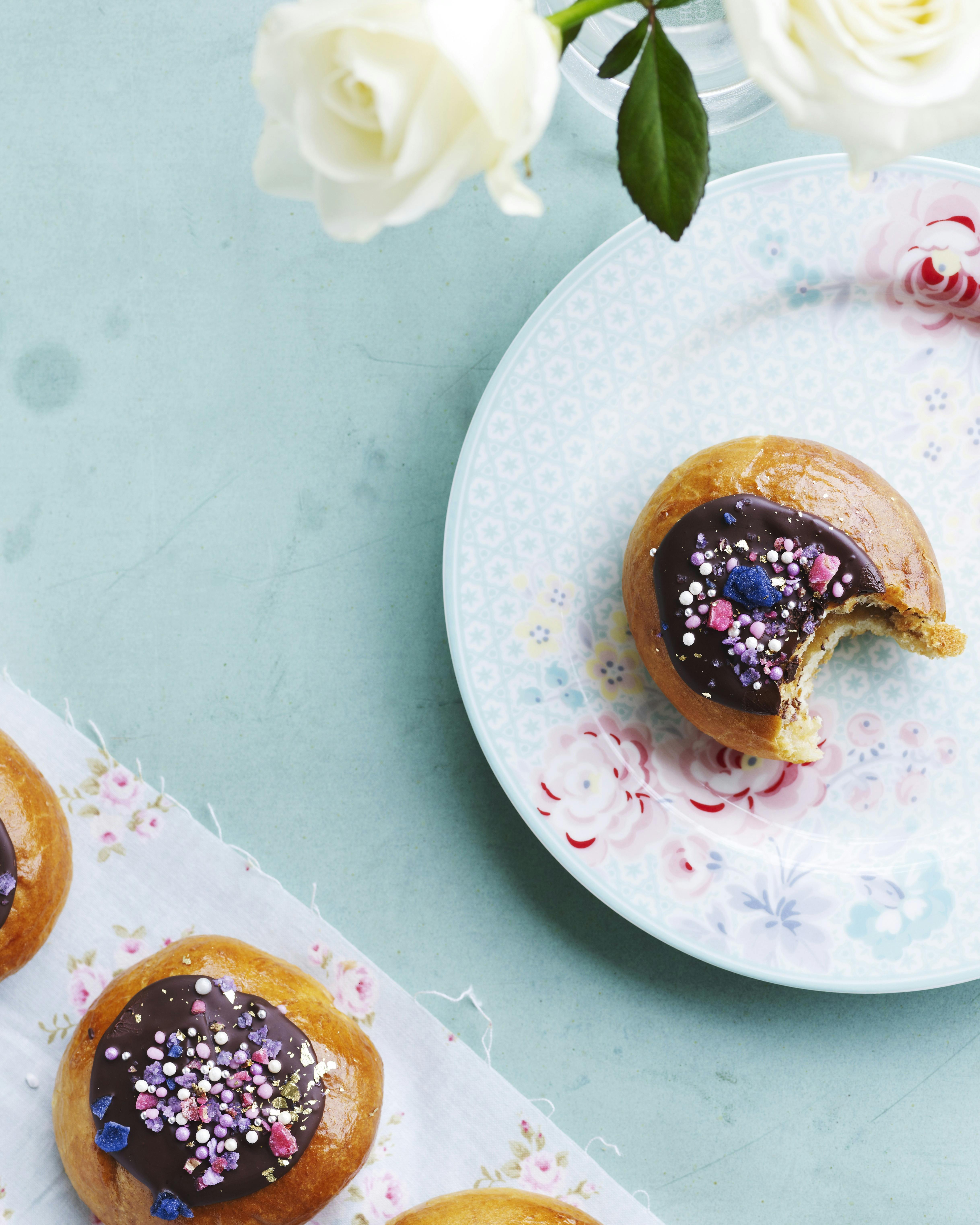 Fastelavnsboller med marcipanremonce og chokoladeglasur