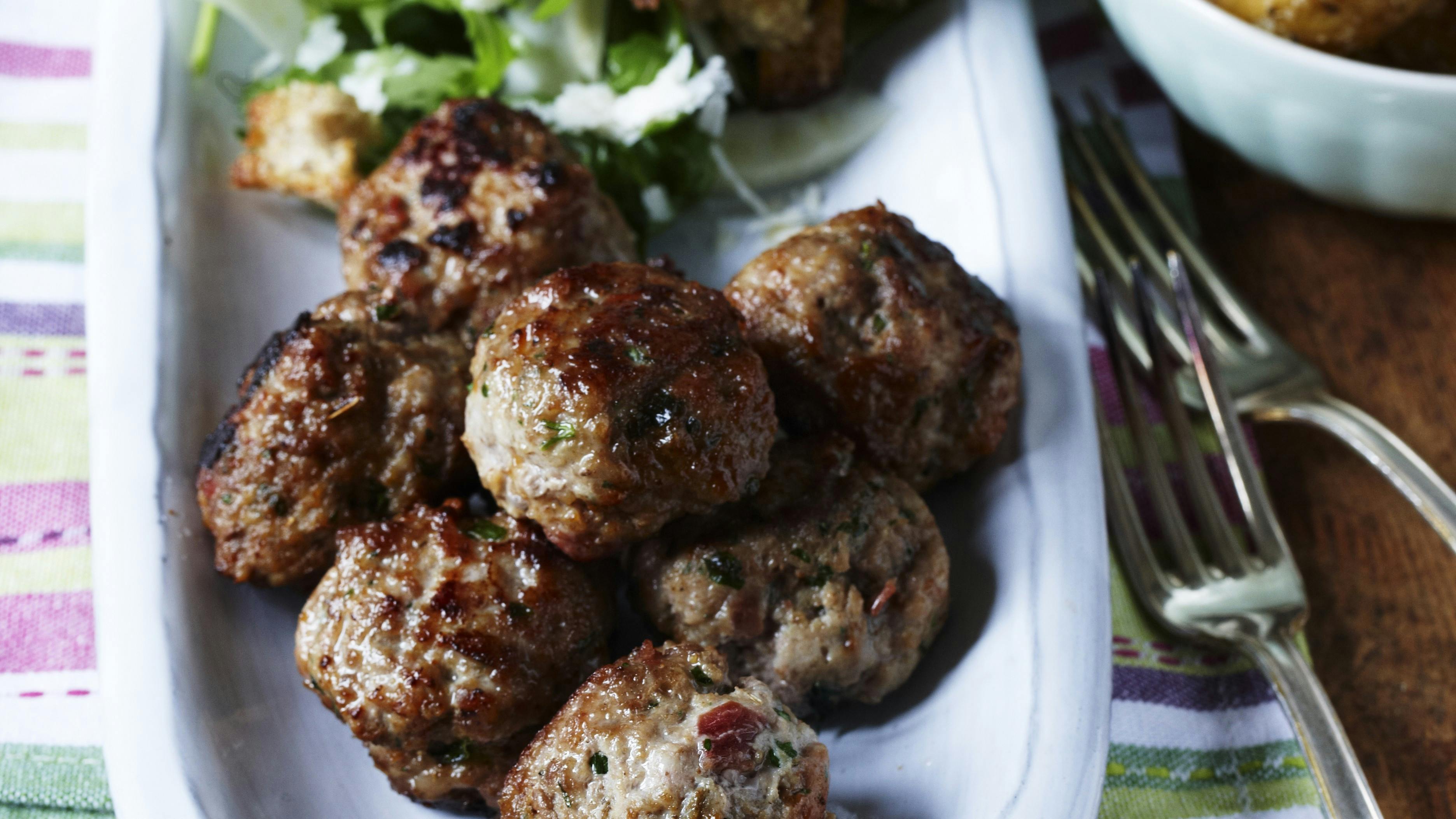 Krydrede frikadeller med urtekartofler og fennikelsalat