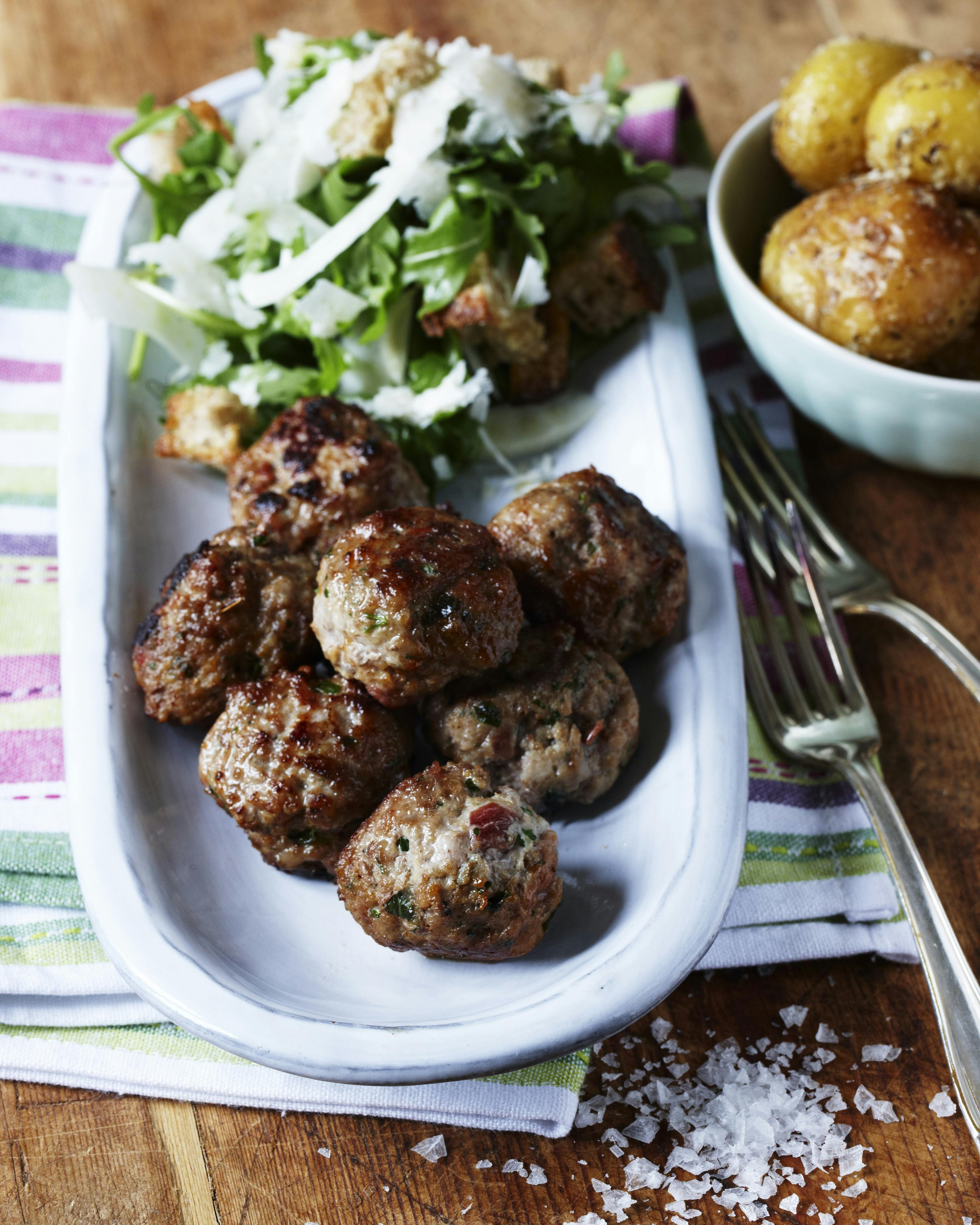 Krydrede frikadeller med urtekartofler og fennikelsalat