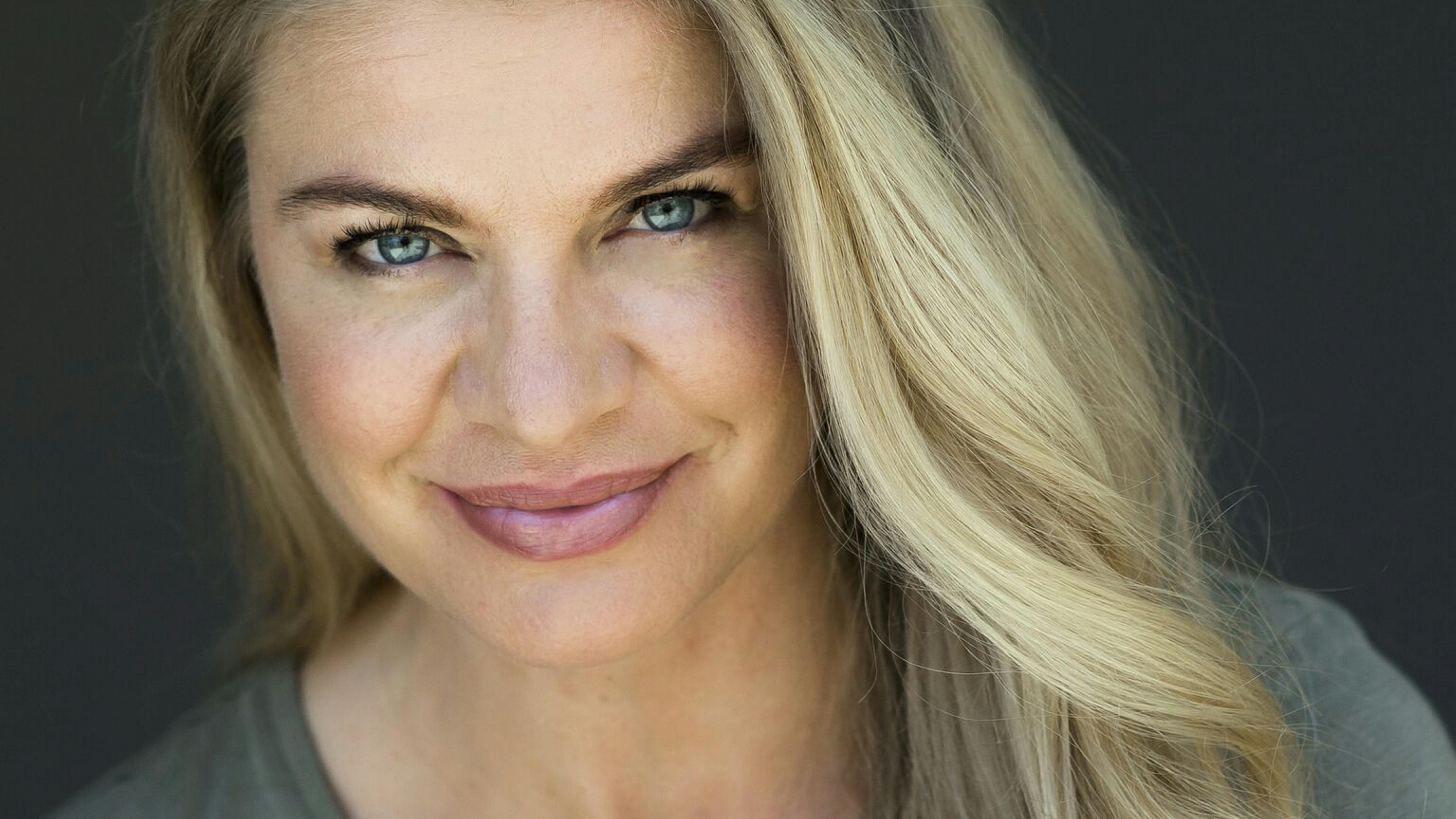 Mille Dinesens nye bog udkommer i september, hun er aktuel i en ny spillefilm og hun danser i denne sæsons "Vild med dans."