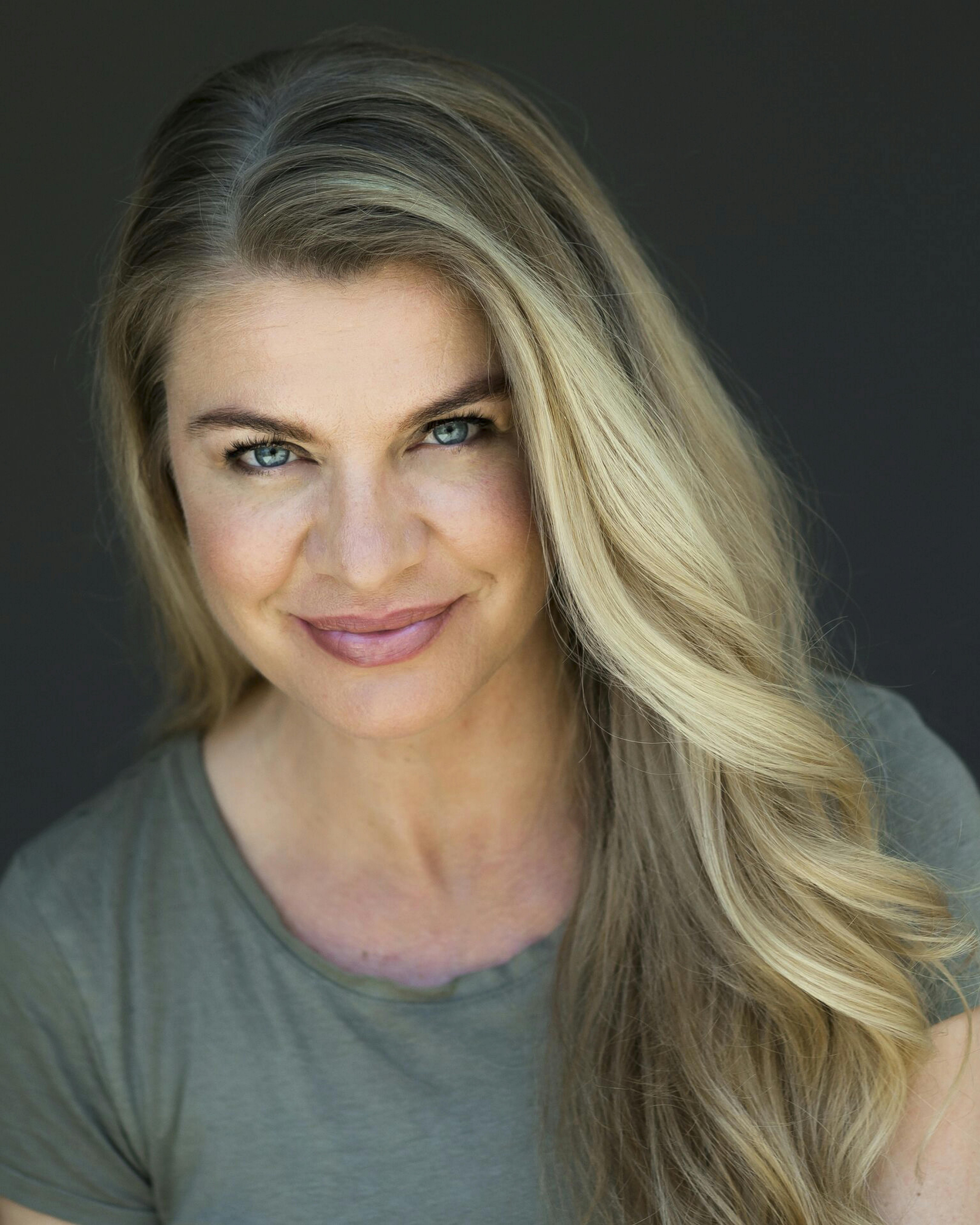 Mille Dinesens nye bog udkommer i september, hun er aktuel i en ny spillefilm og hun danser i denne sæsons "Vild med dans."