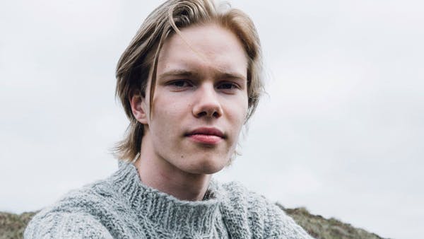 Strikkeopskrift: Herresweater med snoninger